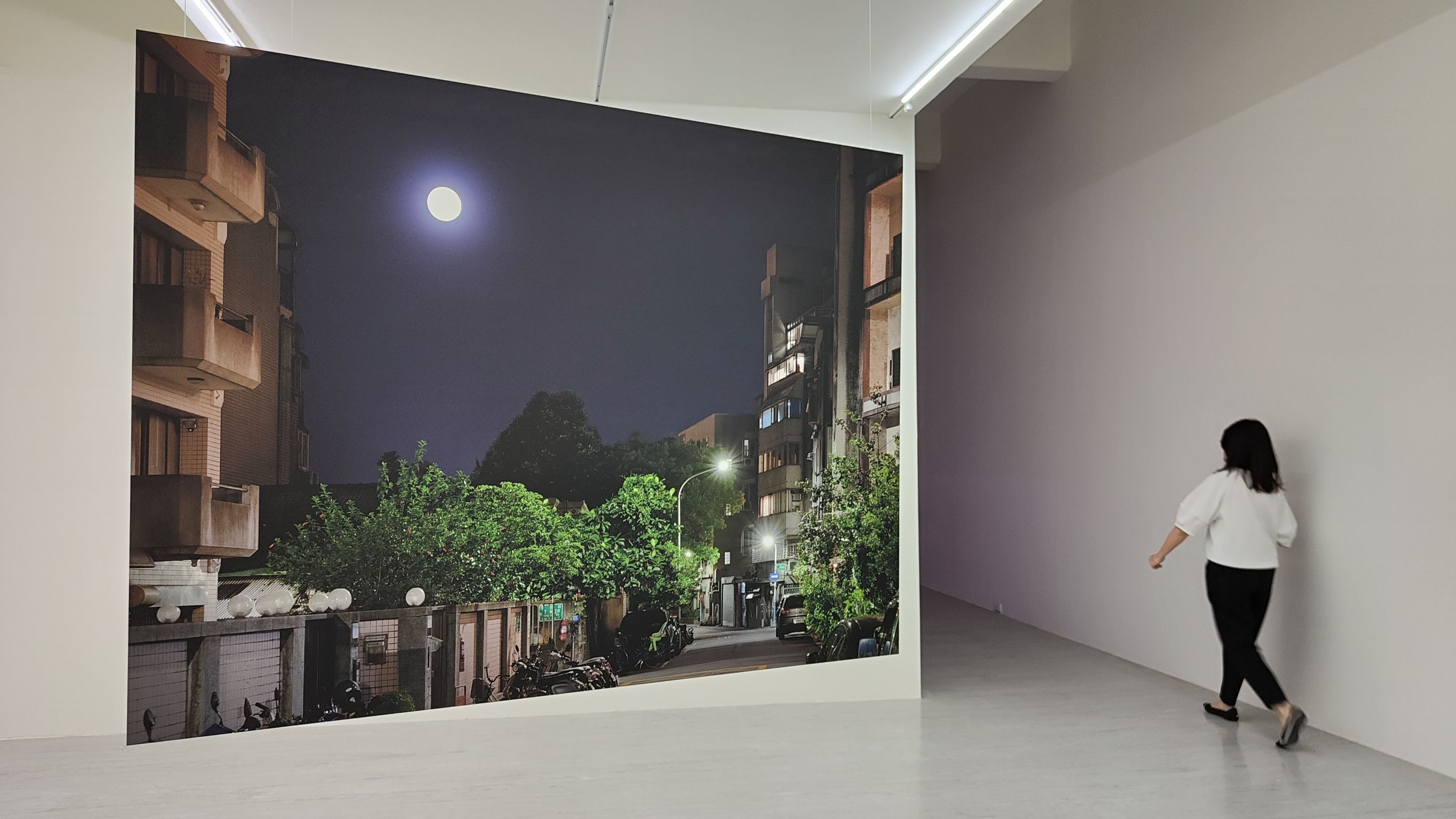 優 選 獎 陳 姿 尹 的 作 品 《 像 素 延 伸 》 之 〈 移 除 月 球 〉 現 場 。 攝 影 / 戴 衣 薰 