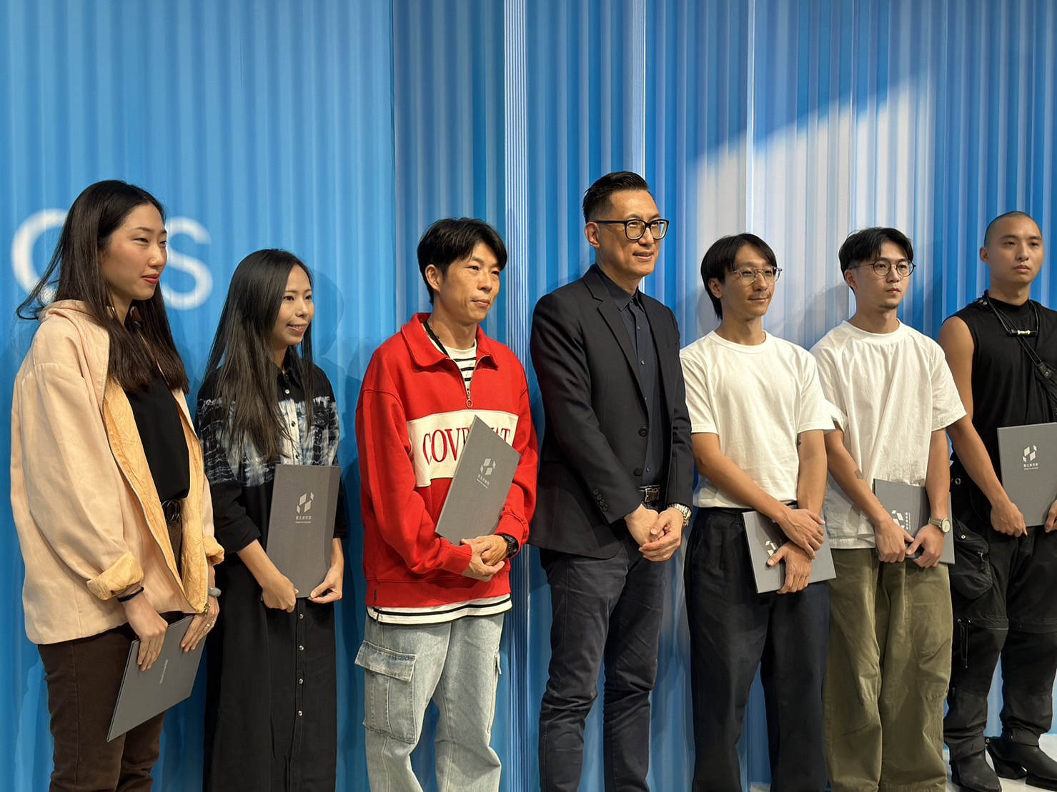 王 俊 傑 館 長 與 入 圍 藝 術 家 們 。 攝 影 / 戴 衣 薰 