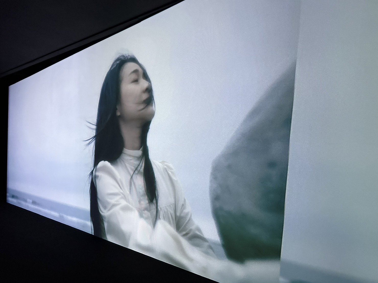 入 選     吳 家 昀 《 無 盡 》 作 品 現 場 ， 放 映 中 局 部 。 攝 影 / 戴 衣 薰 