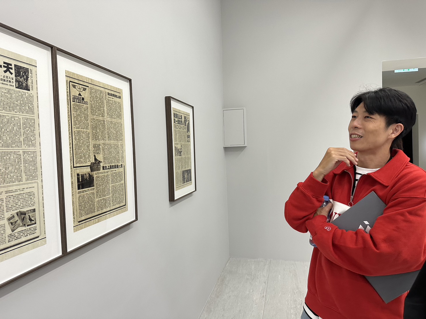 入 選 藝 術 家 李 立 中 與 得 獎 作 品 《 半 山 傳 奇 》 現 場 。 攝 影 / 戴 衣 薰 