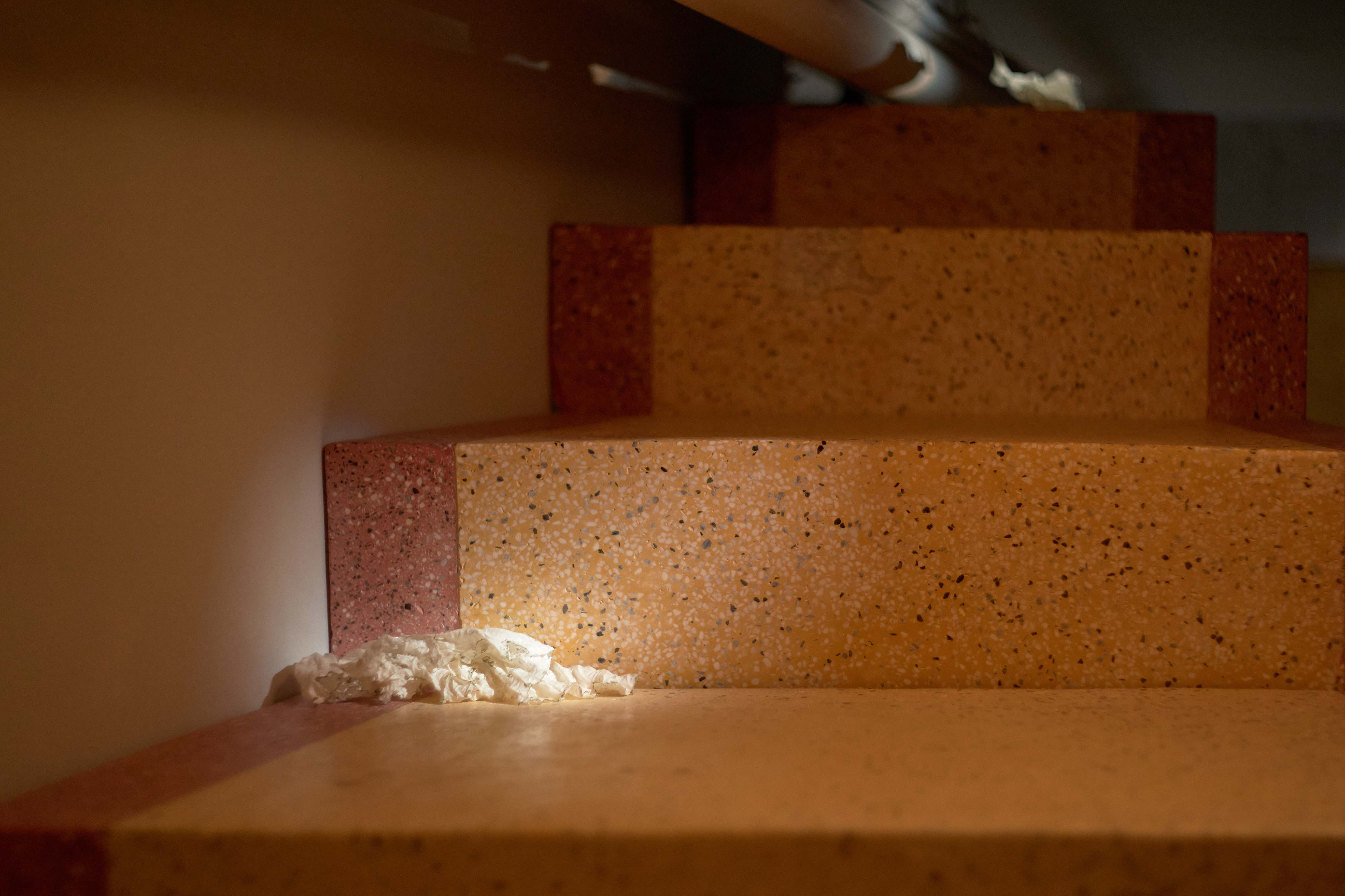 入 選     彭 思 錡 《 家 屋 與 天 地 — — 微 軀 》 之 〈 家 屋 與 天 地 — — 樓 梯 〉 ， 2 0 2 3 ， 陶 瓷 、 生 漆 、 銅 條 、 碎 石 、 水 泥 、 木 頭 ， 1 6 5 × 5 5 0 × 2 8 0 公 分 ， 圖 片 由 藝 術 家 提 供 。 