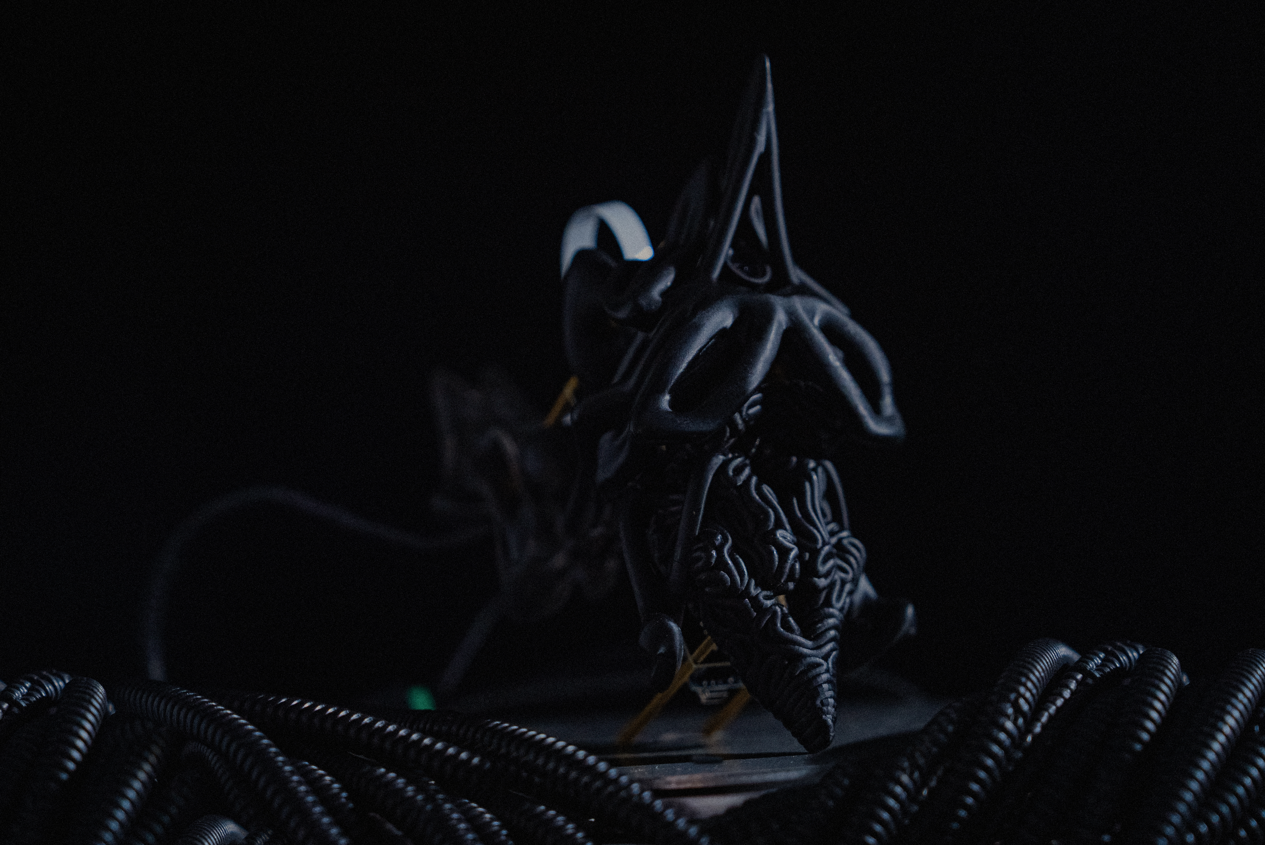 入 選       賴 俊 廷 《 似 人 非 人 _ 認 知 演 算 。 人 造 器 官 。 電 幻 知 覺 》 之 〈 電 幻 知 覺 解 放 _ 人 造 器 官 S . O _ O   0 〉 ， 2 0 2 2 ， 裝 置 ， 尺 寸 依 場 地 而 定 ， 圖 片 由 藝 術 家 提 供 。 