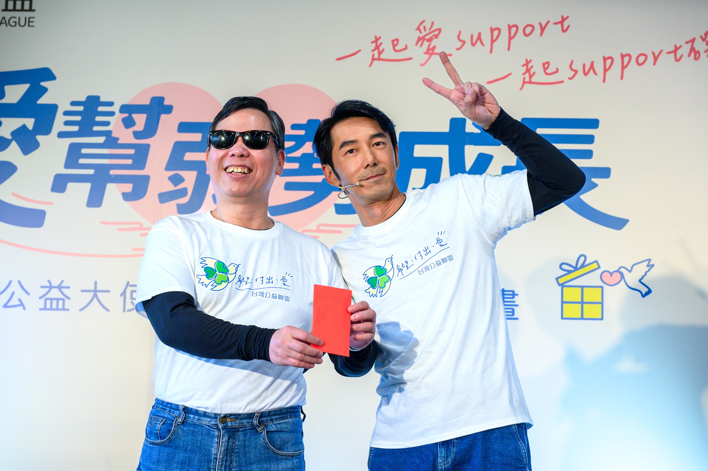 李 李 仁 現 場 捐 贈 1 6 8 0 0 元 紅 包 ， 成 為 台 灣 公 益 聯 盟 於 2 月 1 日 啟 動 的 2 0 2 4 公 益 勸 募 字 號 「 第 1 1 2 1 3 6 4 9 1 4 號 」 第 一 位 搶 頭 香 的 捐 款 人 