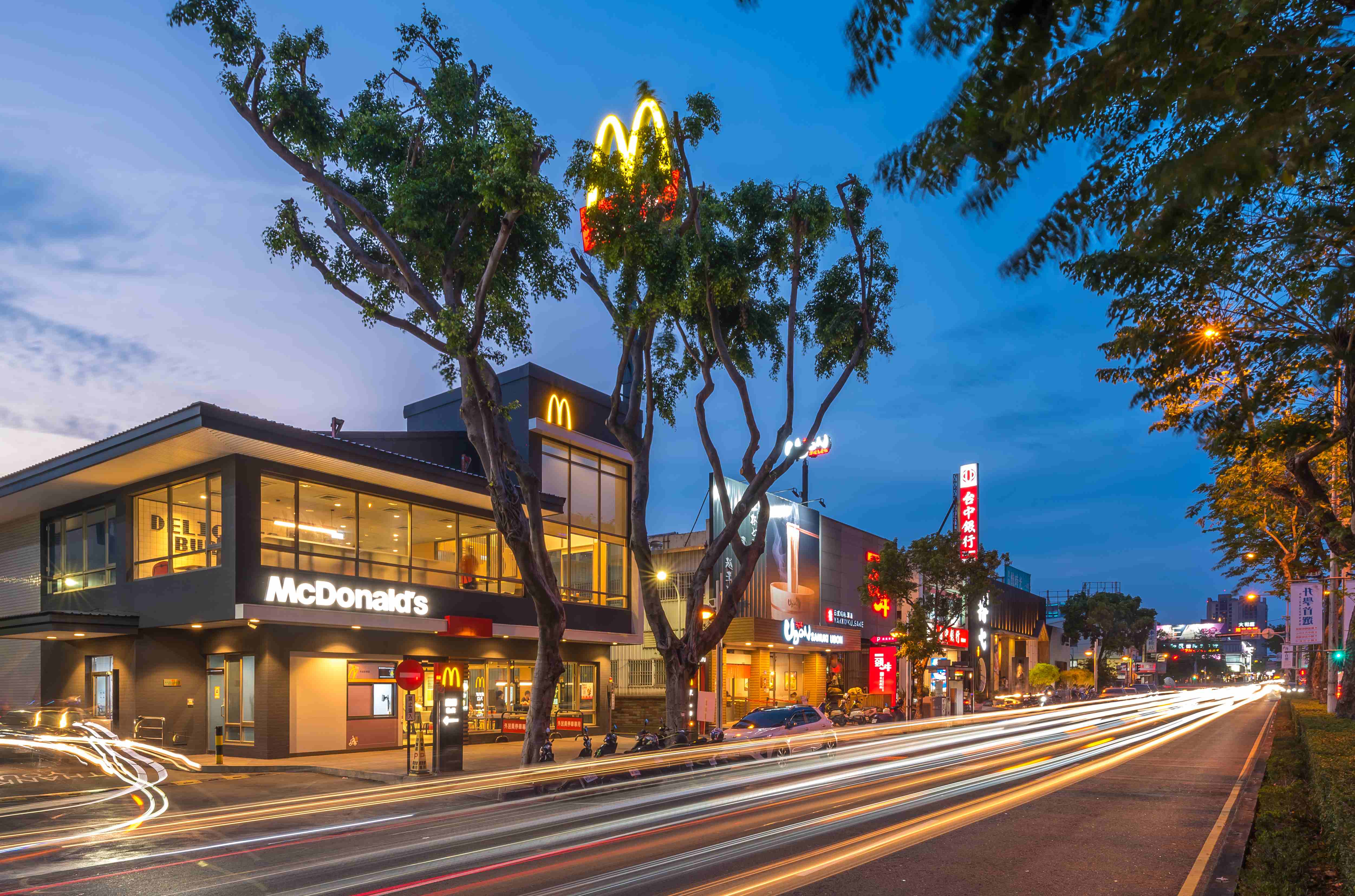 崇 德 商 圈 機 能 豐 富 、 各 式 餐 廳 林 立 崇 德 商 圈 機 能 豐 富 、 各 式 餐 廳 林 立