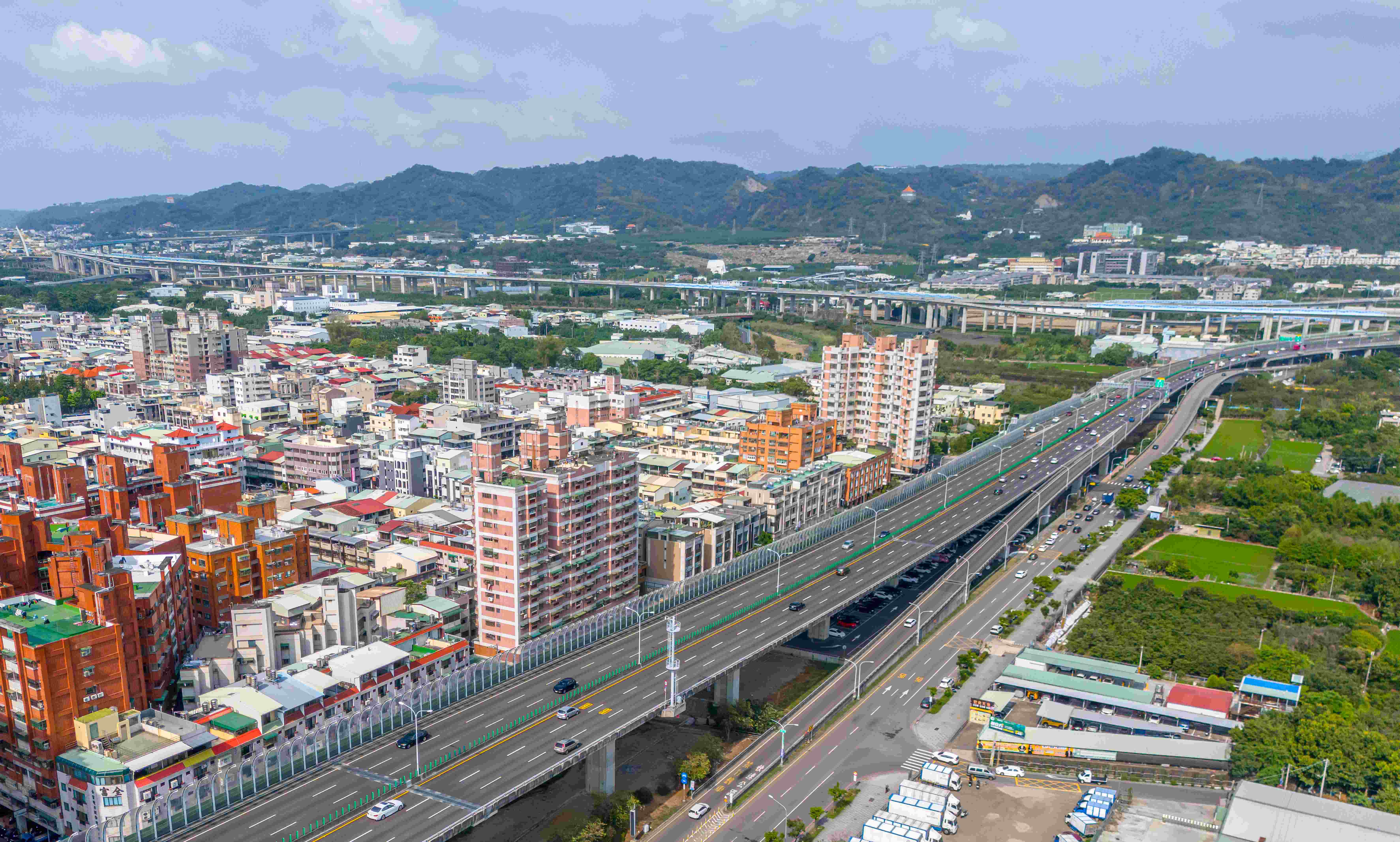 7 4 號 快 速 道 路 串 連 台 中 各 區 與 國 道 7 4 號 快 速 道 路 串 連 台 中 各 區 與 國 道