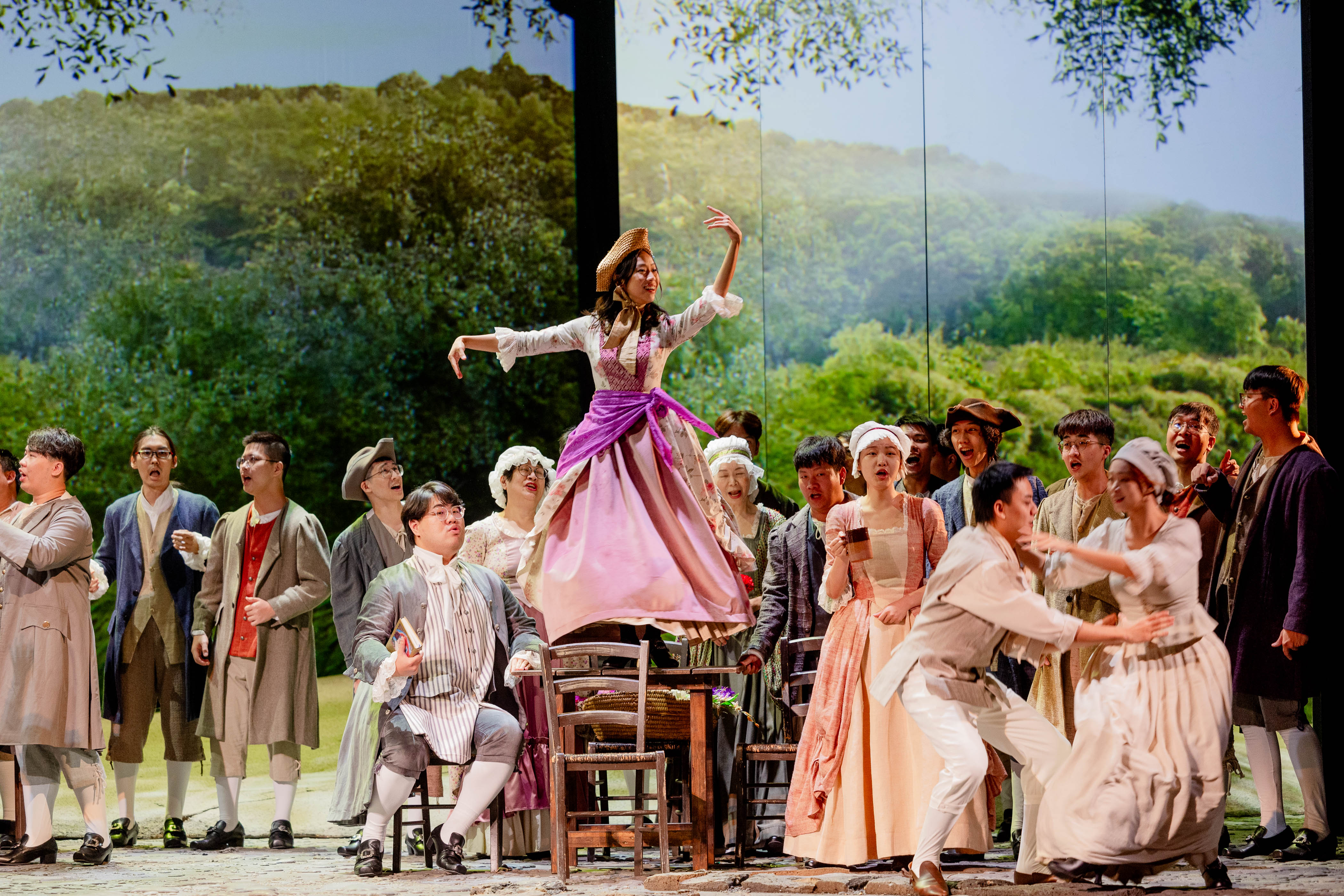 普 契 尼 歌 劇 《 瑪 儂 . 雷 斯 考 》 彩 排 劇 照 一 。 攝 影 k i t o , 衛 武 營 國 家 藝 術 文 化 中 心 提 供 普 契 尼 歌 劇 《 瑪 儂 . 雷 斯 考 》 彩 排 劇 照 一 。 攝 影 k i t o , 衛 武 營 國 家 藝 術 文 化 中 心 提 供