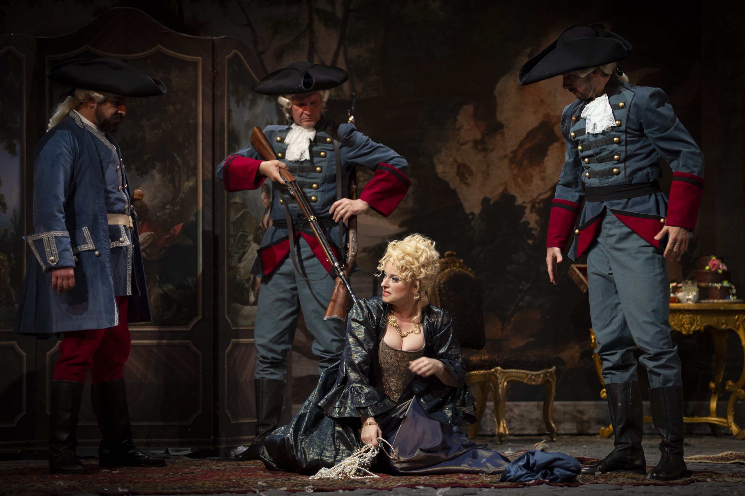 《 瑪 儂 . 雷 斯 考 》 斯 洛 維 尼 亞 首 演 劇 照 一 。 攝 影 T i b e r i u M a r t a , 衛 武 營 國 家 藝 術 文 化 中 心 提 供 《 瑪 儂 . 雷 斯 考 》 斯 洛 維 尼 亞 首 演 劇 照 一 。 攝 影 T i b e r i u M a r t a , 衛 武 營 國 家 藝 術 文 化 中 心 提 供