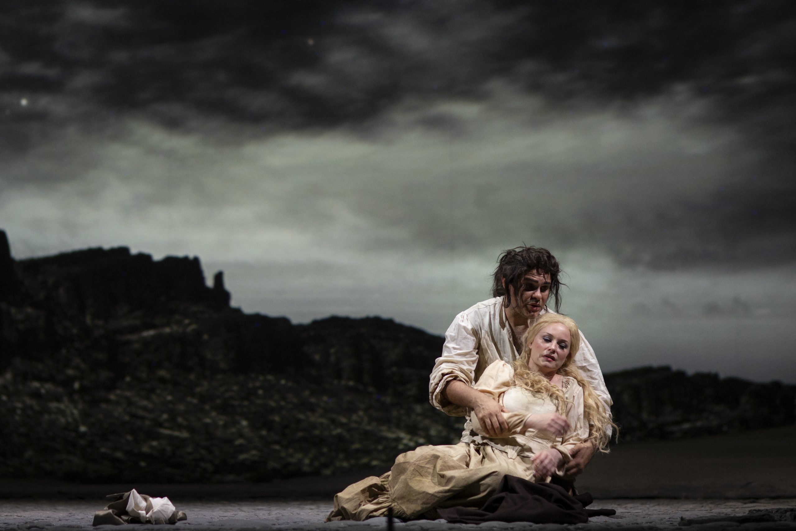 《 瑪 儂 . 雷 斯 考 》 斯 洛 維 尼 亞 首 演 劇 照 三 。 攝 影 T i b e r i u M a r t a , 衛 武 營 國 家 藝 術 文 化 中 心 提 供 《 瑪 儂 . 雷 斯 考 》 斯 洛 維 尼 亞 首 演 劇 照 三 。 攝 影 T i b e r i u M a r t a , 衛 武 營 國 家 藝 術 文 化 中 心 提 供