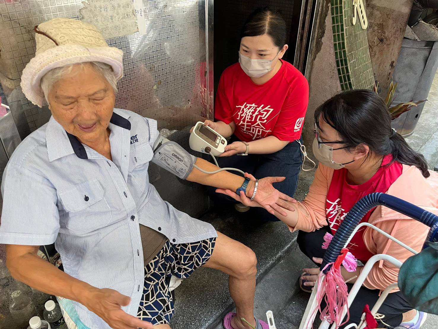 由 專 業 的 護 理 師 量 測 體 溫 血 壓 及 健 康 衛 教 , 志 工 們 在 過 程 中 陪 伴 聊 天 , 讓 愛 和 食 物 溫 暖 每 一 位 獨 居 老 人 的 心 房 ( 中 化 企 業 提 供 ) 由 專 業 的 護 理 師 量 測 體 溫 血 壓 及 健 康 衛 教 , 志 工 們 在 過 程 中 陪 伴 聊 天 , 讓 愛 和 食 物 溫 暖 每 一 位 獨 居 老 人 的 心 房 ( 中 化 企 業 提 供 )
