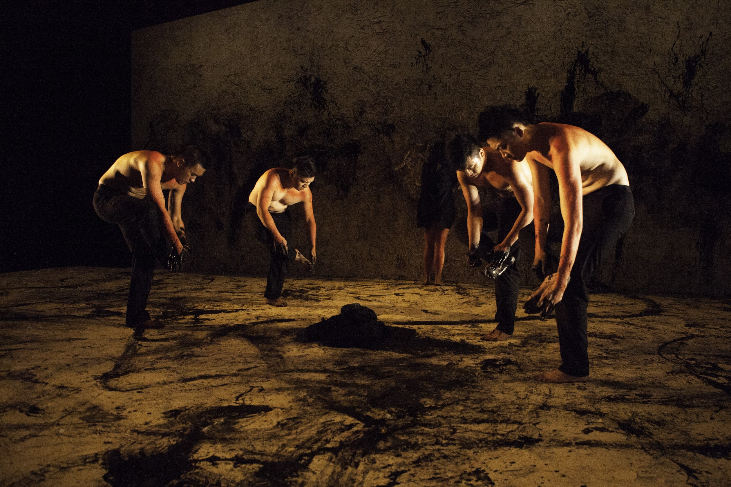 【 2 0 2 4   臺 灣 舞 蹈 平 台 】 T A I 身 體 劇 場 《 啪 啪 喀 》 。   攝 影   K e n   W a n g ， 衛 武 營 國 家 藝 術 文 化 中 心 提 供 