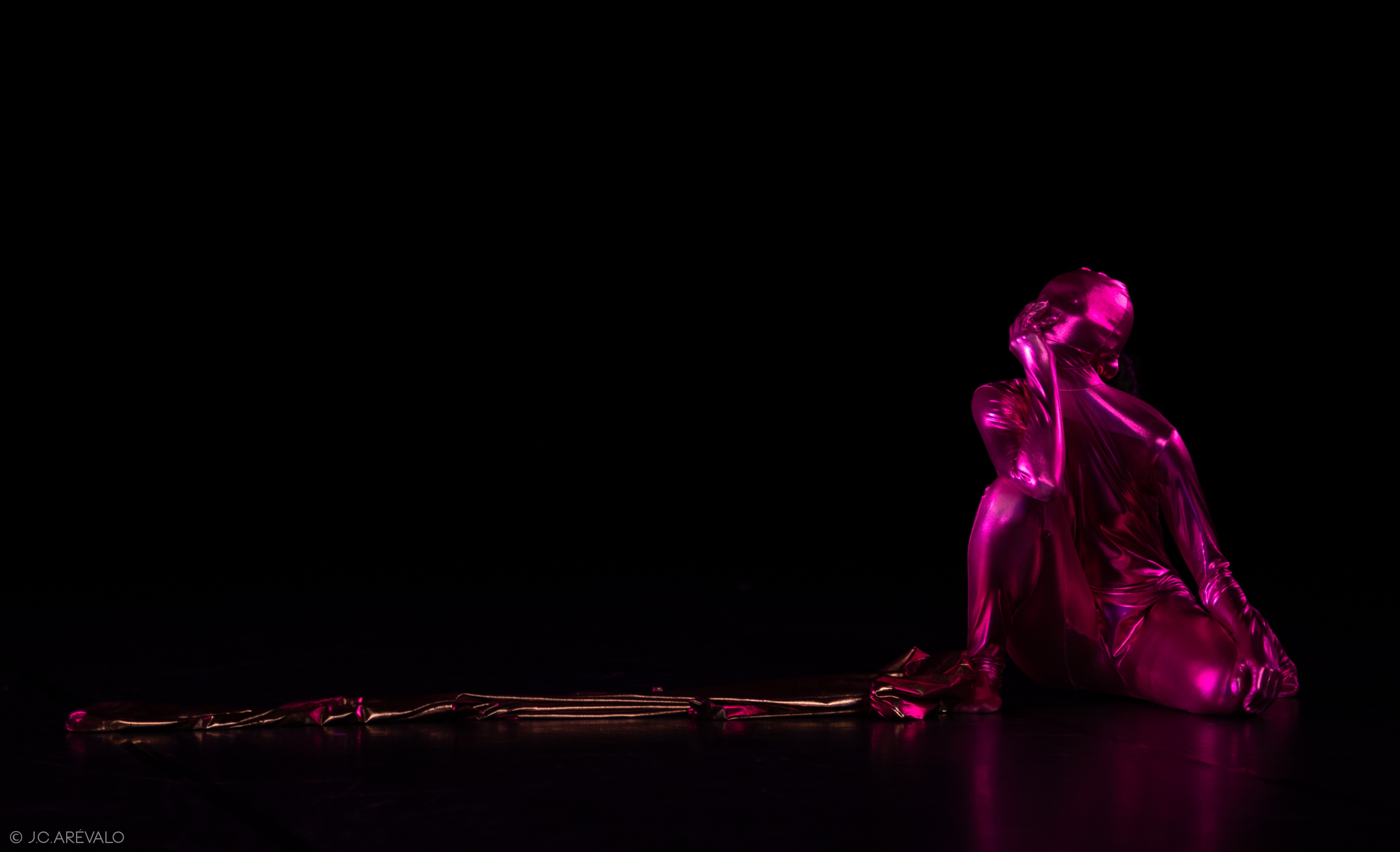 【 2 0 2 4   臺 灣 舞 蹈 平 台 】 林 燕 卿 《 ＿ ＿ 途 中 》 。 攝 影   J u a n   C a r l o s   A r e v a l o ， 衛 武 營 國 家 藝 術 文 化 中 心 提 供 