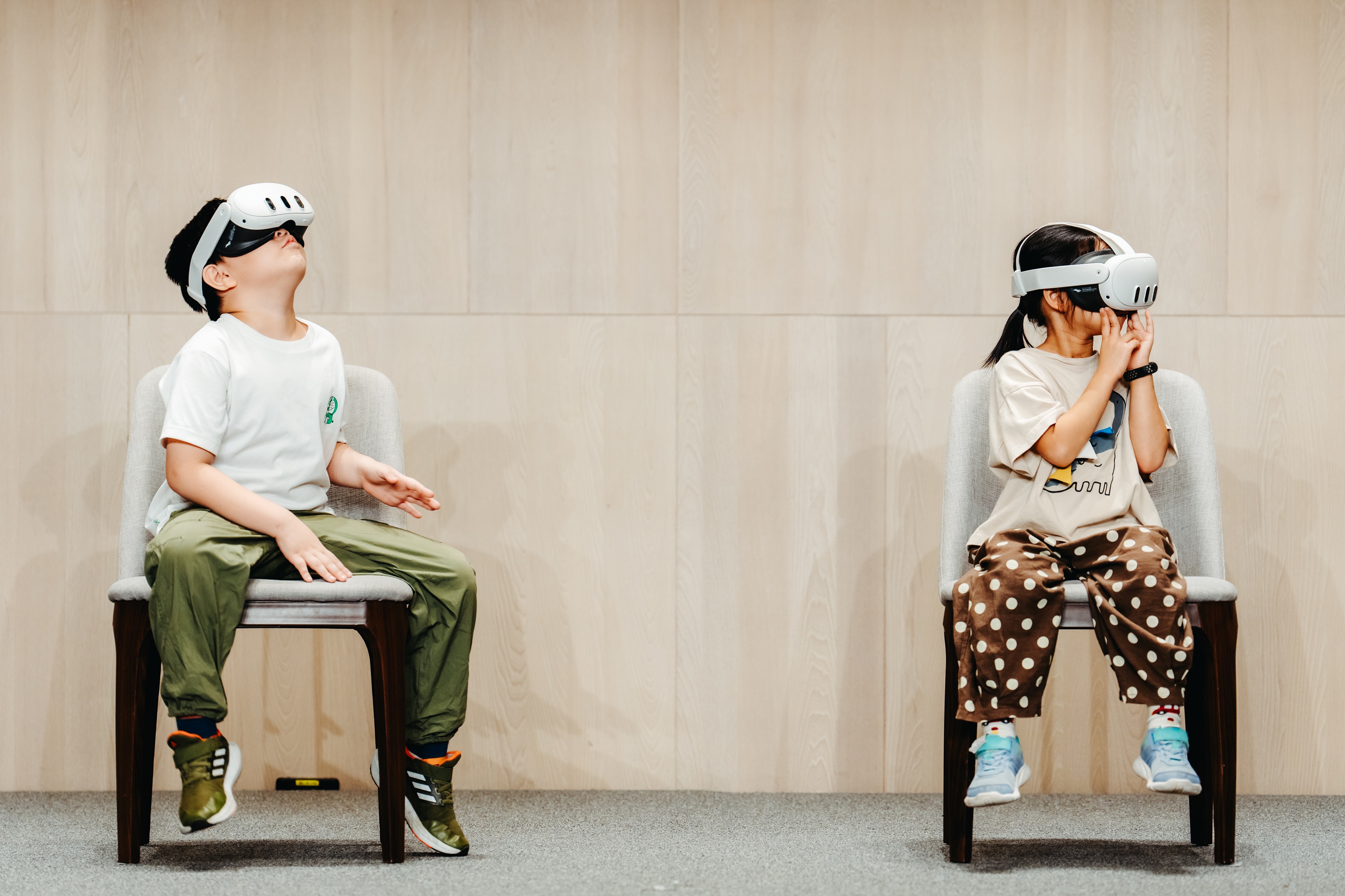 學 童 體 驗 衛 武 營 管 風 琴 V R 解 密 設 備 。 攝 影   林 峻 永 ， 衛 武 營 國 家 藝 術 文 化 中 心 提 供 