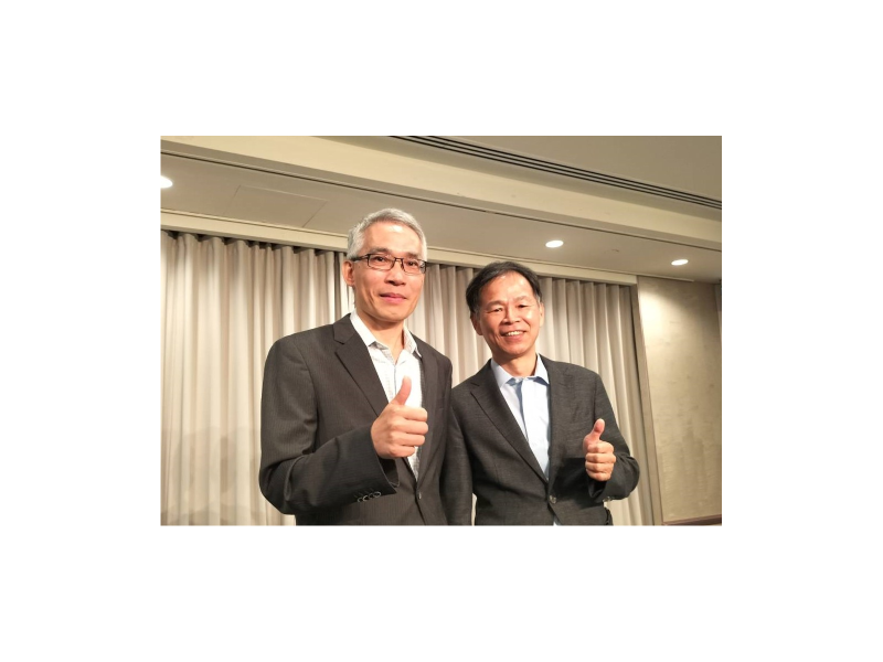 達明機器人董事長何世池（右）及總經理陳尚昊合影。（圖／記者張仲華攝）