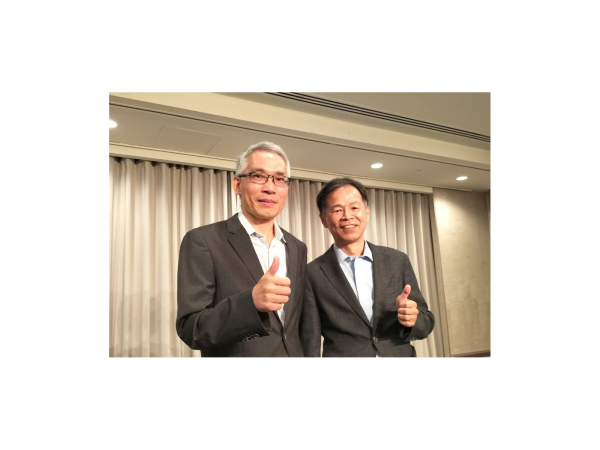 達明機器人董事長何世池（右）及總經理陳尚昊合影。（圖／記者張仲華攝）