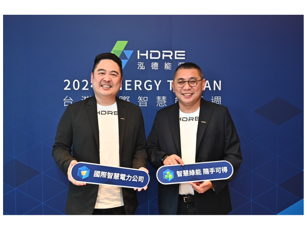 泓德能源今年以「探索智慧能源點線面，連結全球能源無界」為主題參展， 展示全球布局的目標與集團內所有解決方案。（左為泓德能源董事長謝源一、右為總經理周仕昌）