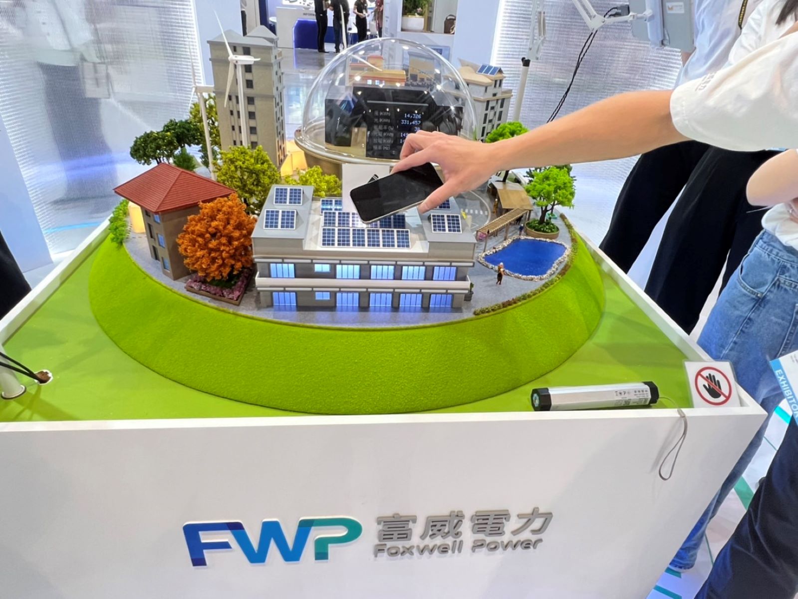 富 威 電 力 互 動 模 型 , 利 用 手 機 燈 光 照 射 太 陽 光 電 板 讓 模 型 大 樓 「 來 電 」 ! 富 威 電 力 互 動 模 型 , 利 用 手 機 燈 光 照 射 太 陽 光 電 板 讓 模 型 大 樓 「 來 電 」 !