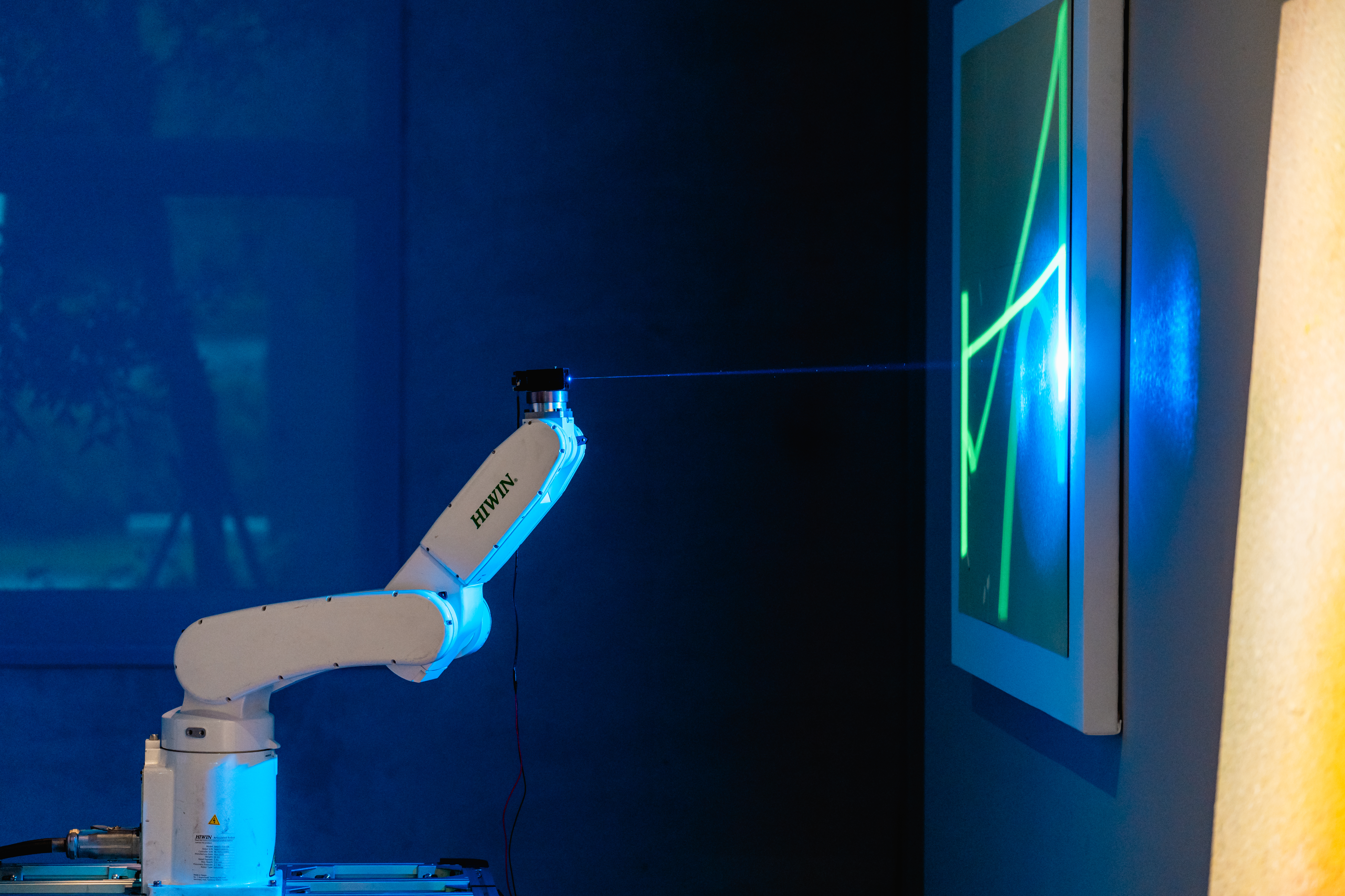 《 無 穹 ‧ 無 盡 ： 邵 永 添   I n f i n i t e   V o y a g e : S h a o   Y u n g - T i e n 》 特 展 區 域 二 「 重 複 與 信 仰 」 透 過 機 械 手 臂 重 現 邵 永 添 的 繪 畫 動 作 參 數 ， 呈 現 其 創 作 過 程 中 的 大 量 運 動 軌 跡 堆 疊 。 觀 展 者 還 可 以 親 歷 藝 術 家 的 工 作 室 物 件 ， 體 驗 邵 先 生 對 神 靈 與 自 身 儀 式 性 的 虔 敬 。 