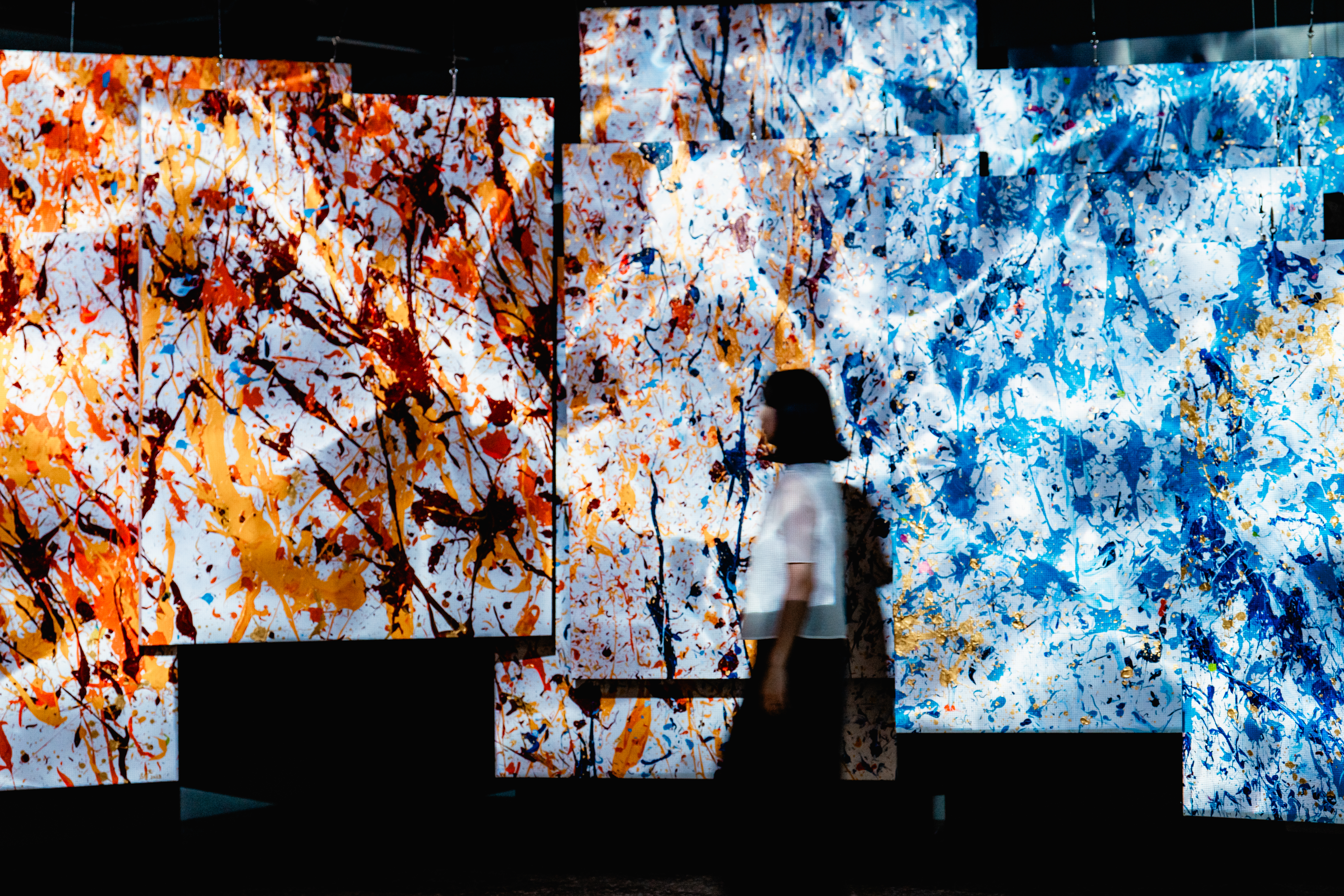 《 無 穹 ‧ 無 盡 ： 邵 永 添   I n f i n i t e   V o y a g e : S h a o   Y u n g - T i e n 》 特 展 區 域 七 「 與 大 自 然 連 接 的 能 力 」 將 邵 永 添 的 《 四 季 》 轉 化 為 沉 浸 式 光 影 立 體 裝 置 ， 強 化 春 秋 循 環 及 冬 夏 相 映 的 概 念 ， 讓 觀 展 者 深 入 體 會 生 命 變 化 的 喜 悅 。 