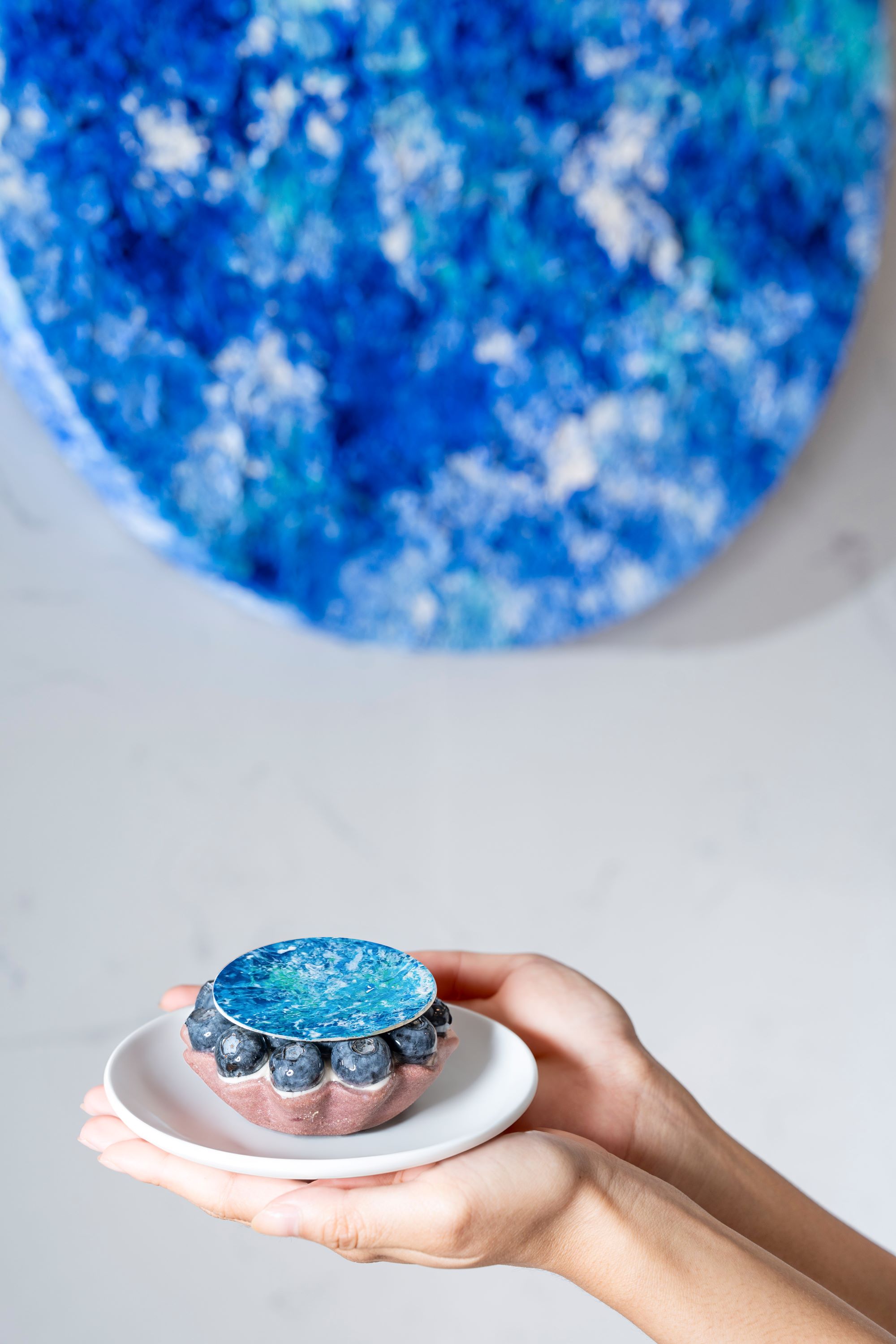 藍 莓 塔 甜 點 「 天 藍 心 花 開 」 ， 概 念 取 材 自 藝 術 家 邵 永 添 的 畫 作 ， 由 「 S h a h   P â t i s s e r i e ‧ 夏   甜 點 」 客 座 主 廚 新 加 坡 籍 C h e f   M a t i n 開 發 、 監 製 完 成 ， 供 民 眾 在 二 樓 美 術 館 咖 啡 廳 A L I E N   A L L   D A Y   L O U N G E 享 用 。 