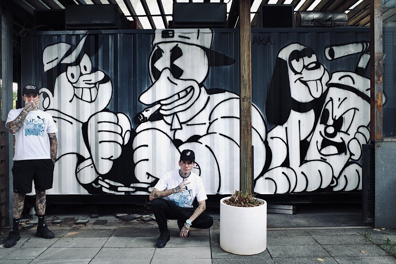 2 0 年 間 L U G O S I S 與 S T R A T O 透 過 卡 通 般 的 筆 觸 結 合 塗 鴉 與 刺 青 等 形 式 , 建 構 起 對 於 街 頭 文 化 、 社 會 現 象 與 世 界 趨 勢 的 觀 察 2 0 年 間 L U G O S I S 與 S T R A T O 透 過 卡 通 般 的 筆 觸 結 合 塗 鴉 與 刺 青 等 形 式 , 建 構 起 對 於 街 頭 文 化 、 社 會 現 象 與 世 界 趨 勢 的 觀 察