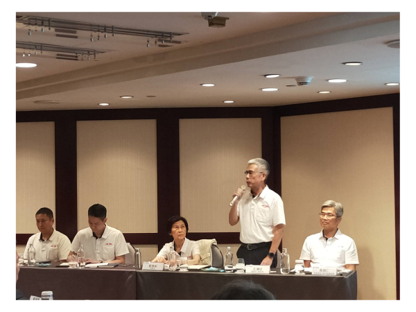 松川精密董事長兼總經理王傳世（右二）與圑隊出席興櫃前法說會。(圖片來源: 元大證券)