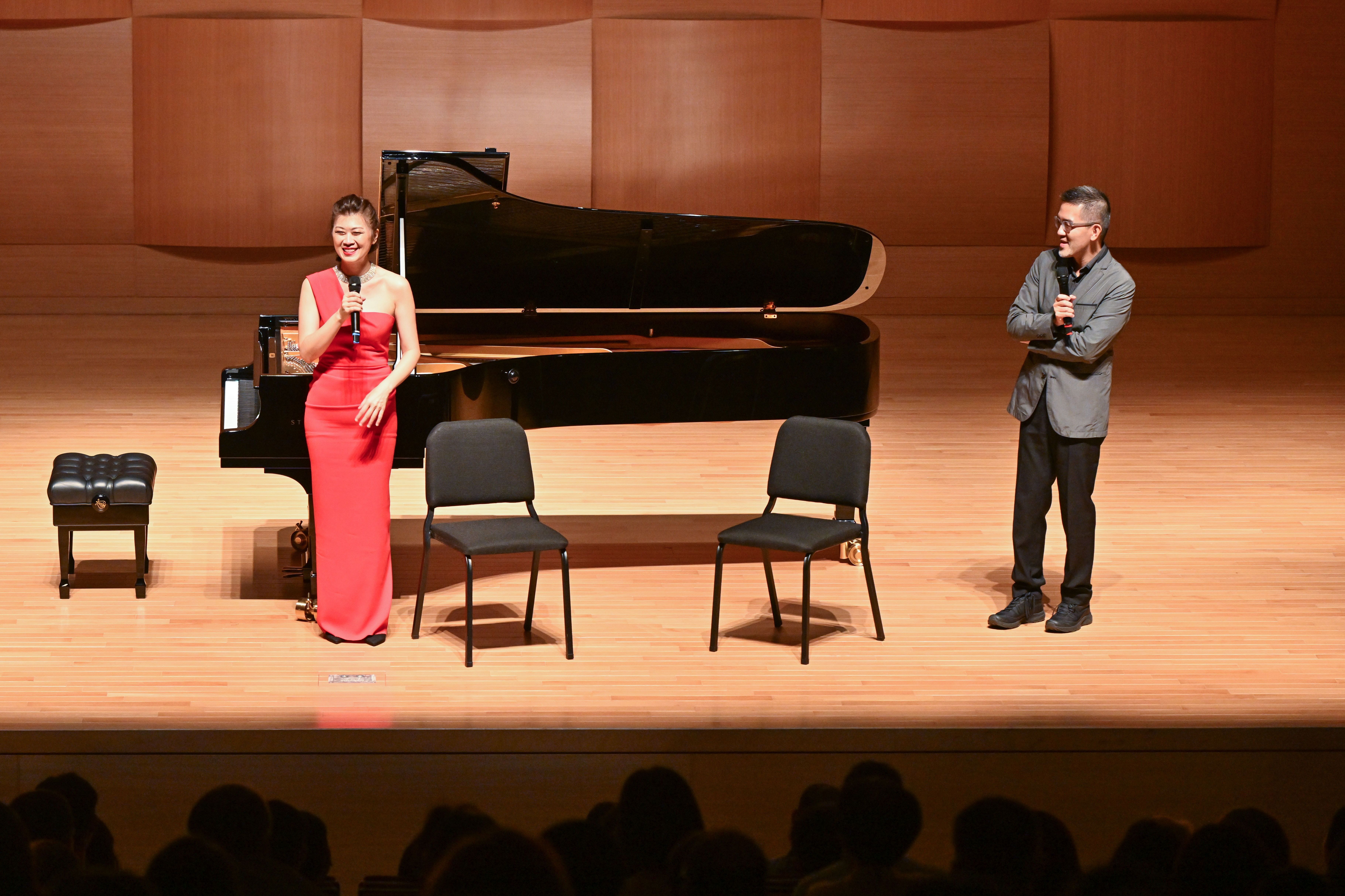2 0 2 4 奇 美 音 樂 節 持 續 進 行 中 , 鋼 琴 家 陳 毓 襄 ( 左 ) 於 首 場 演 出 中 展 現 驚 人 琴 技 , 震 撼 全 場 。 右 為 音 樂 節 策 劃 人 焦 元 溥 。 圖 - 奇 美 博 物 館 提 供 2 0 2 4 奇 美 音 樂 節 持 續 進 行 中 , 鋼 琴 家 陳 毓 襄 ( 左 ) 於 首 場 演 出 中 展 現 驚 人 琴 技 , 震 撼 全 場 。 右 為 音 樂 節 策 劃 人 焦 元 溥 。 圖 - 奇 美 博 物 館 提 供
