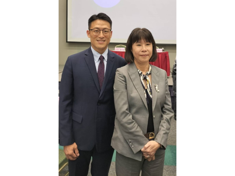  仁大資訊董事長暨執行長林士茵(右)與陳宏明總經理(左)，於10/24舉行興櫃前法人說明會(圖片來源:張仲華攝)