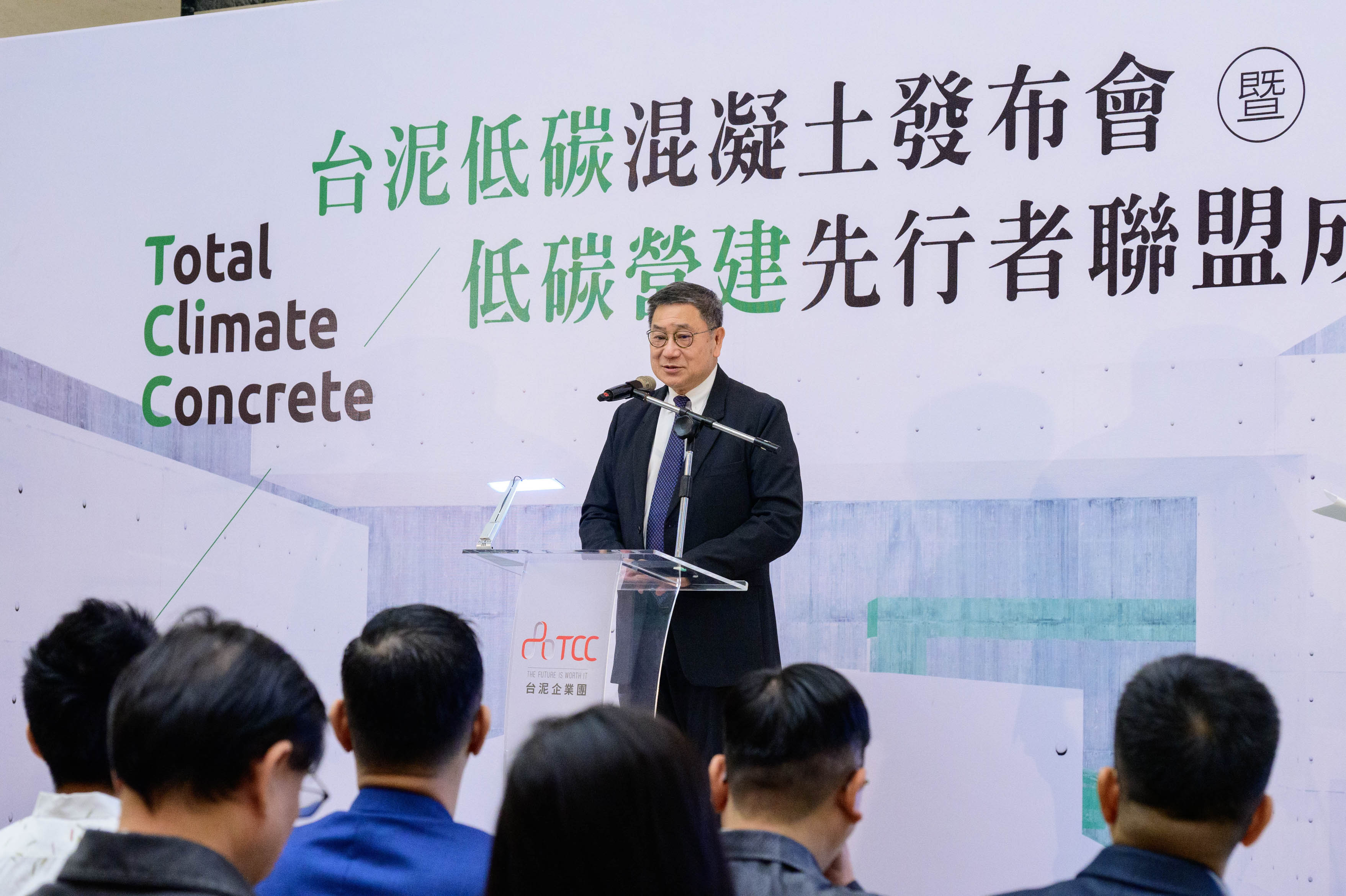 台 泥 呼 籲 政 府 在 公 平 競 爭 下 , 進 口 跟 本 地 產 品 都 要 揭 露 產 品 碳 足 跡 , 也 都 要 承 擔 碳 成 本 , 才 能 保 障 用 力 減 碳 的 企 業 。 台 泥 呼 籲 政 府 在 公 平 競 爭 下 , 進 口 跟 本 地 產 品 都 要 揭 露 產 品 碳 足 跡 , 也 都 要 承 擔 碳 成 本 , 才 能 保 障 用 力 減 碳 的 企 業 。