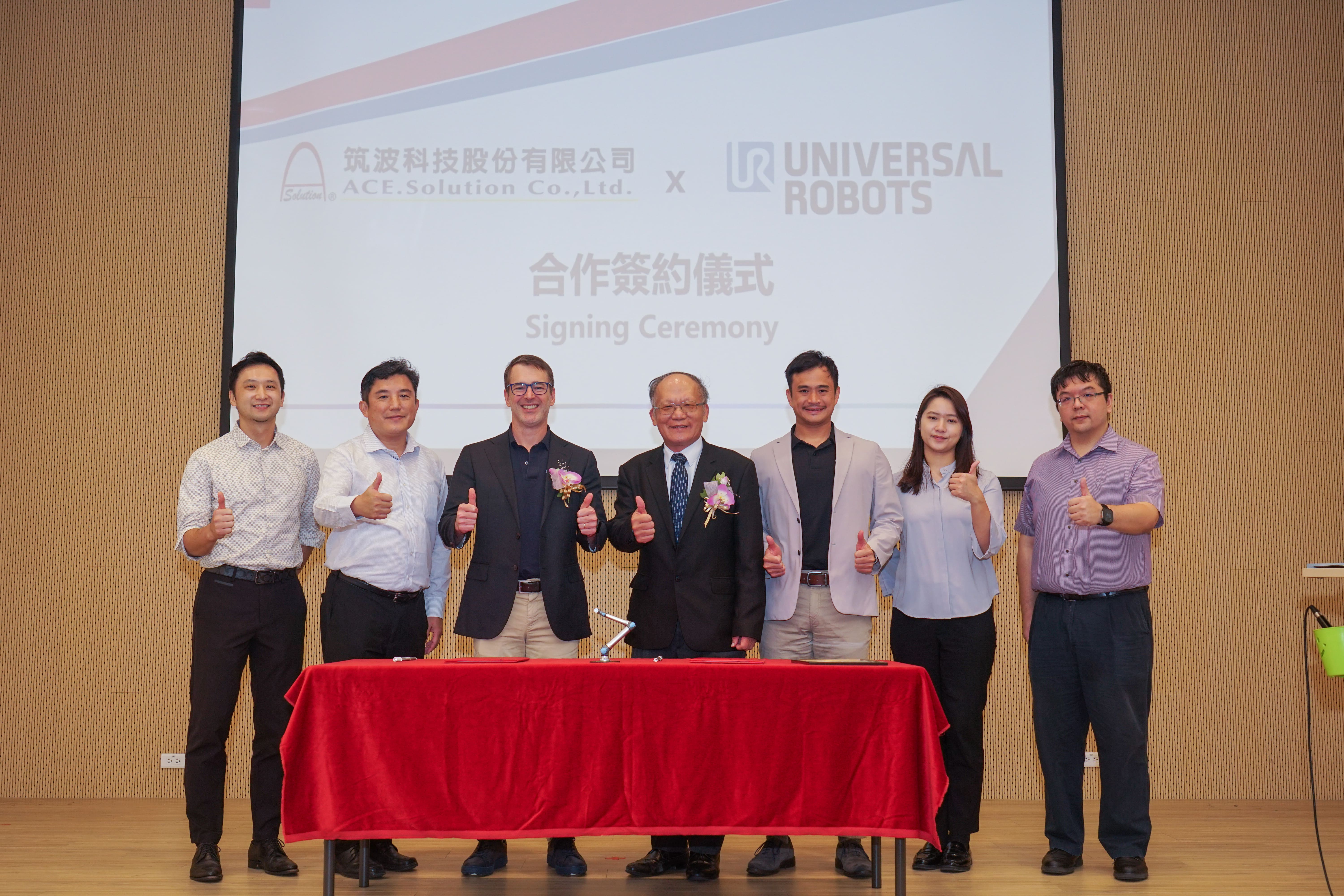 筑 波 科 技 宣 布 與 U n i v e r s a l   R o b o t s   簽 訂 合 作 協 議 。 