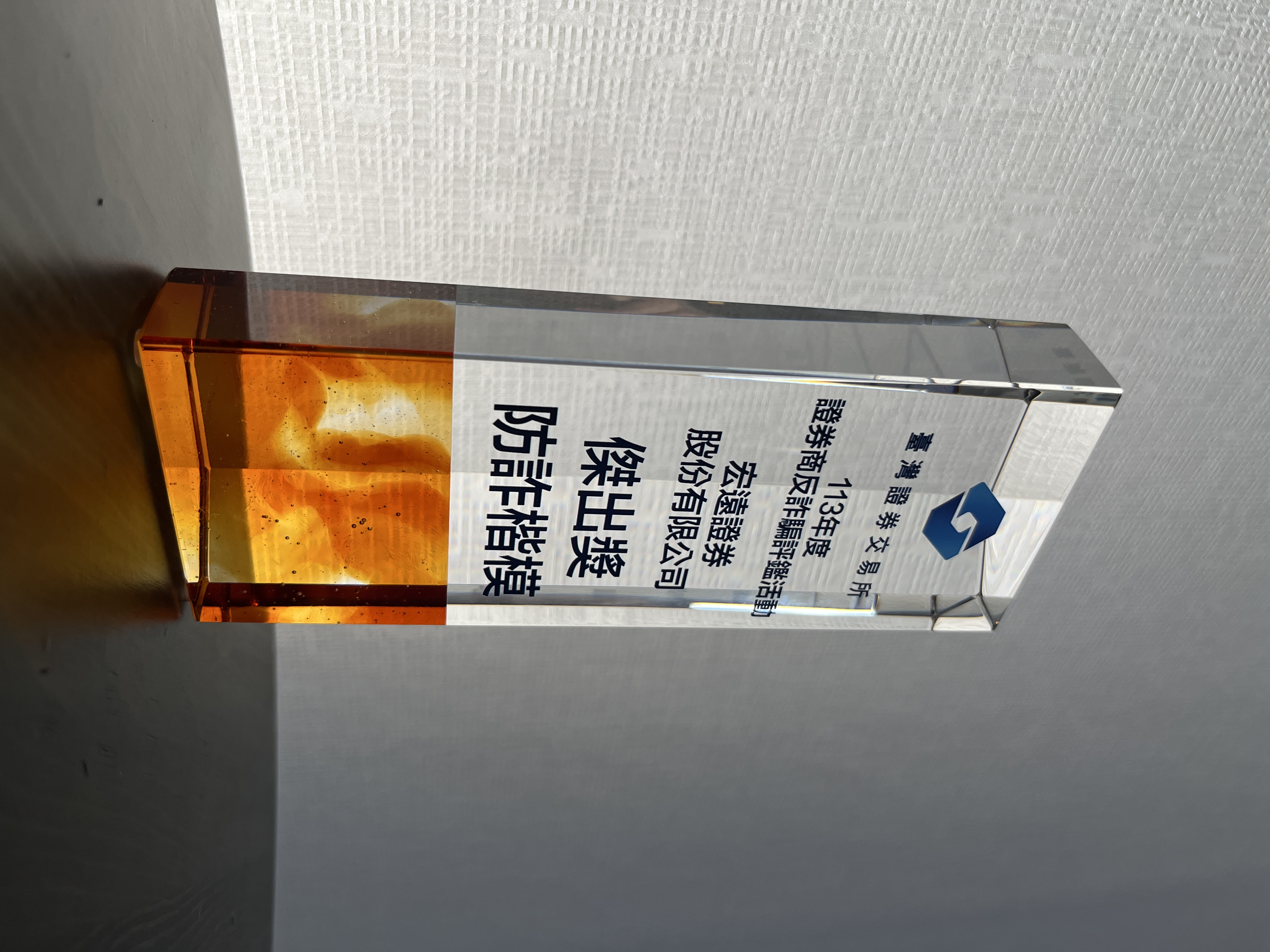 宏 遠 證 ( 6 0 1 5 ) 響 應 企 業 社 會 責 任 , 舉 辦 第 三 屆 「 希 望 夢 想 成 長 計 劃 」 義 賣 畫 展 , 以 「 希 望 」 為 主 題 結 合 藝 術 與 公 益 , 傳 遞 溫 暖 的 力 量 。 宏 遠 證 ( 6 0 1 5 ) 響 應 企 業 社 會 責 任 , 舉 辦 第 三 屆 「 希 望 夢 想 成 長 計 劃 」 義 賣 畫 展 , 以 「 希 望 」 為 主 題 結 合 藝 術 與 公 益 , 傳 遞 溫 暖 的 力 量 。