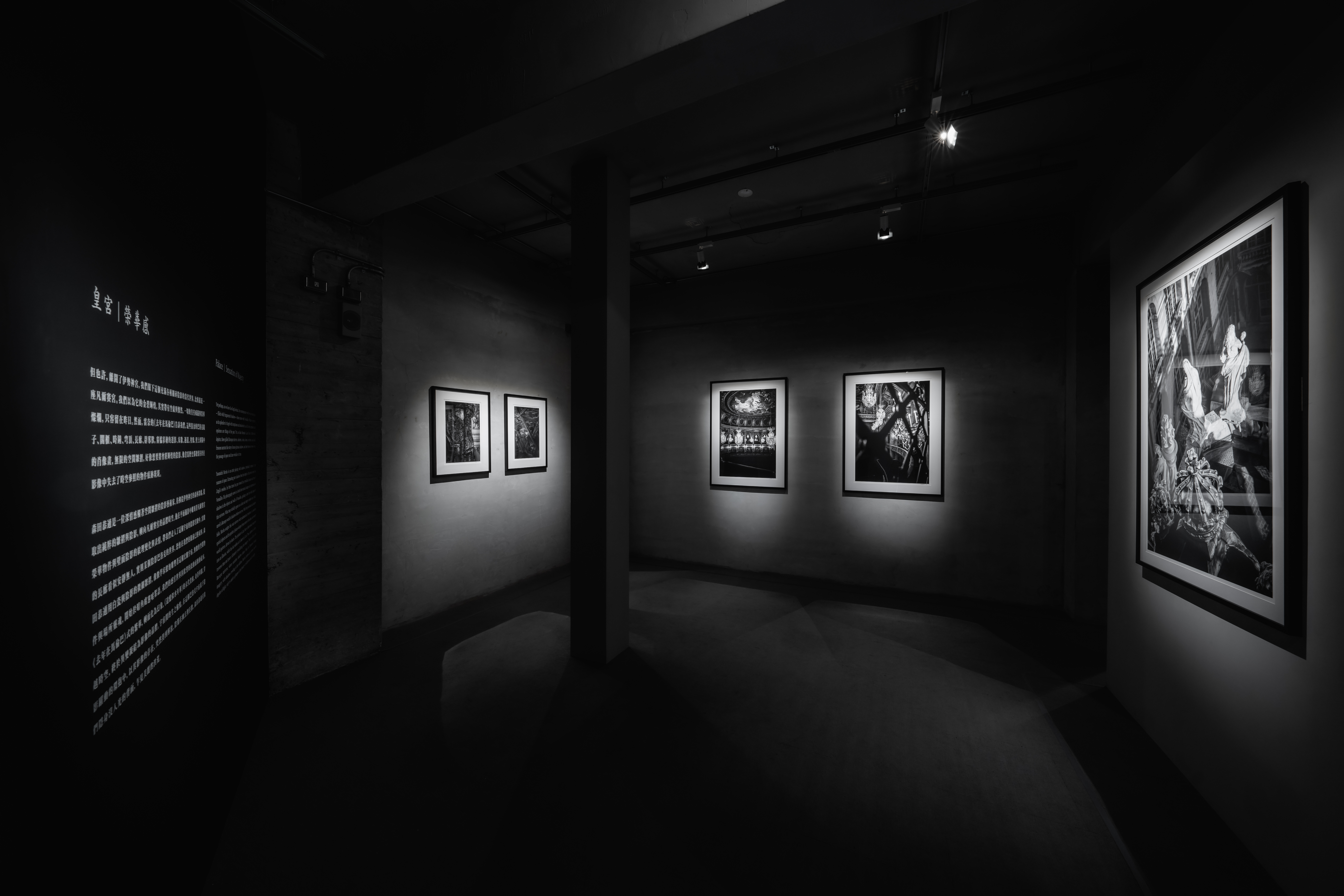 森 田 恭 通 是 至 今 上 唯 一 一 位 在 世 東 方 藝 術 家 獲 得 凡 爾 賽 宮 授 權 拍 攝 作 品 , 《 陰 翳 禮 讚 | 凡 爾 賽 宮 》 費 時 六 年 、 獲 得 巴 黎 香 奈 兒 支 持 首 度 於 台 灣 金 馬 賓 館 發 表 , 成 果 令 凡 爾 賽 宮 館 長 都 盛 讚 這 是 他 都 未 曾 見 過 的 凡 爾 賽 © A L I E N A r t C e n t r e 森 田 恭 通 是 至 今 上 唯 一 一 位 在 世 東 方 藝 術 家 獲 得 凡 爾 賽 宮 授 權 拍 攝 作 品 , 《 陰 翳 禮 讚 | 凡 爾 賽 宮 》 費 時 六 年 、 獲 得 巴 黎 香 奈 兒 支 持 首 度 於 台 灣 金 馬 賓 館 發 表 , 成 果 令 凡 爾 賽 宮 館 長 都 盛 讚 這 是 他 都 未 曾 見 過 的 凡 爾 賽 © A L I E N A r t C e n t r e