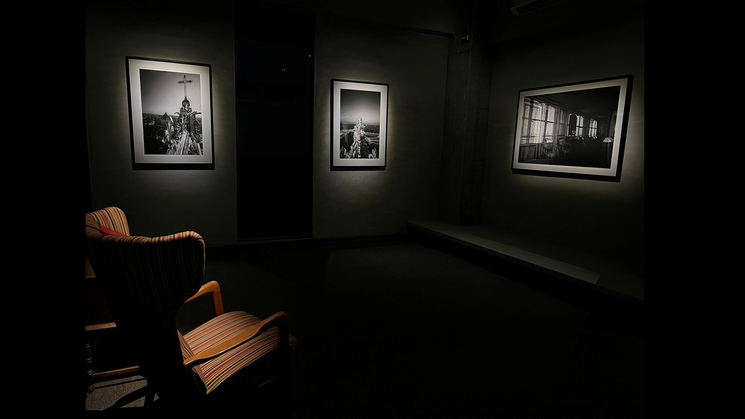 《 感 官 世 界 : 森 田 恭 通 》 展 場 設 計 巧 妙 融 入 丹 麥 設 計 家 具 , 展 現 建 築 與 工 藝 的 靜 謐 對 話 。 老 件 家 具 由 金 馬 賓 館 與 屋 物 工 作 室 合 作 © A L I E N A r t C e n t r e 《 感 官 世 界 : 森 田 恭 通 》 展 場 設 計 巧 妙 融 入 丹 麥 設 計 家 具 , 展 現 建 築 與 工 藝 的 靜 謐 對 話 。 老 件 家 具 由 金 馬 賓 館 與 屋 物 工 作 室 合 作 © A L I E N A r t C e n t r e