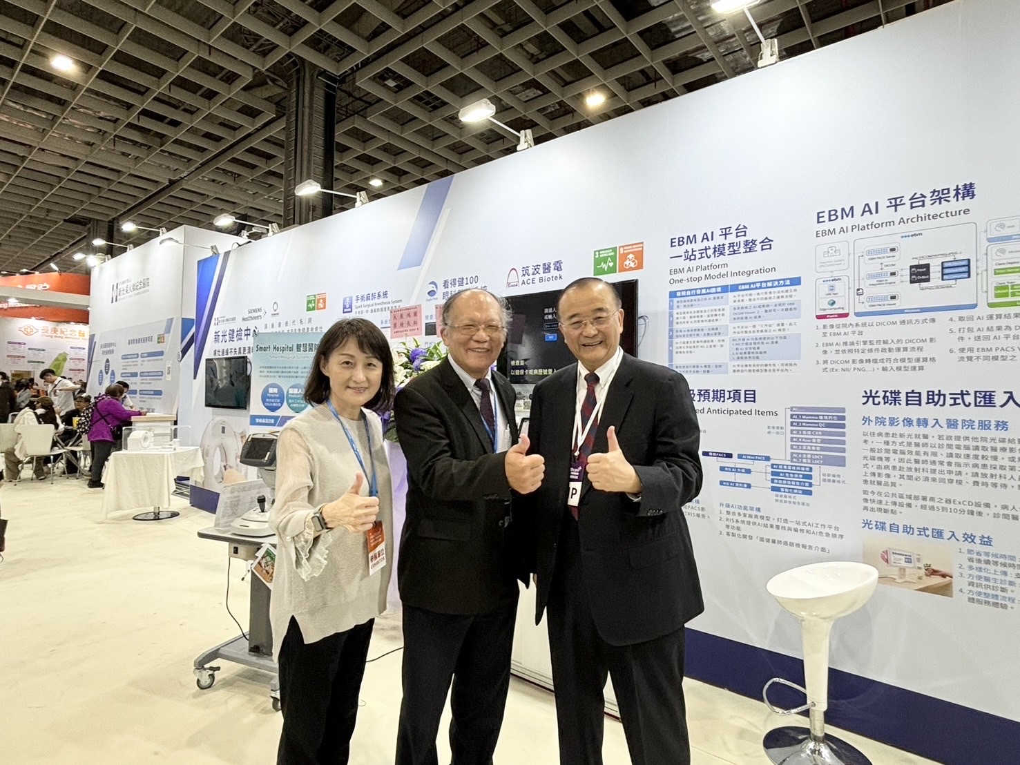 左 起 昕 新 智 慧 診 所 行 政 副 院 長 唐 修 平 、 筑 波 醫 電 董 事 長 許 深 福 、 新 光 醫 院 院 長 侯 勝 茂 