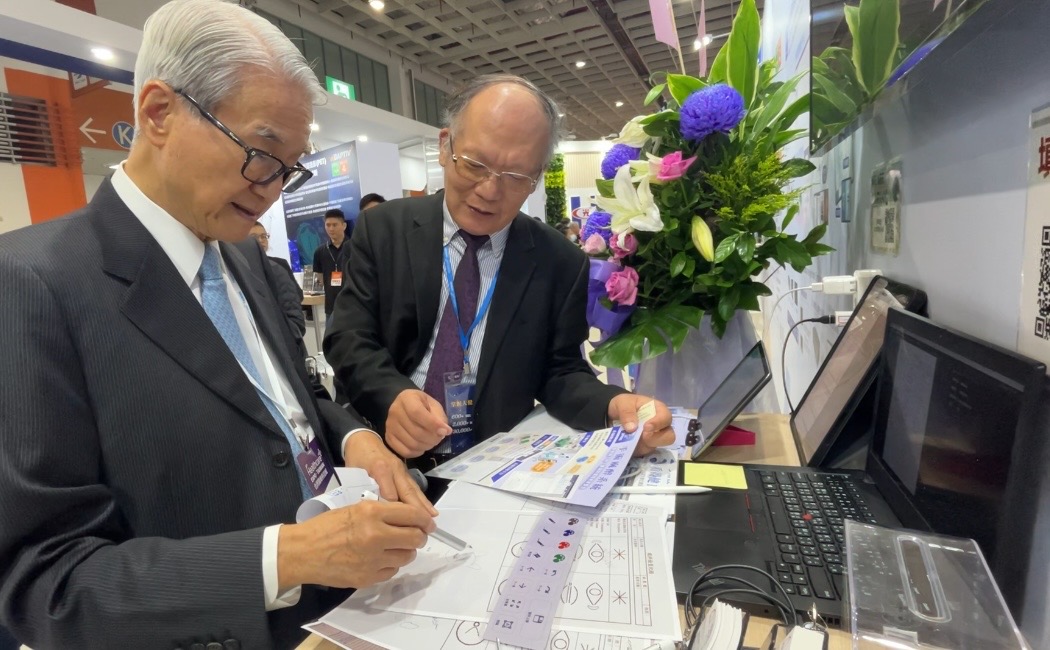 新 光 醫 院 董 事 長 吳 東 進 體 驗 看 得 健 1 0 0 眼 科 數 位 系 統 