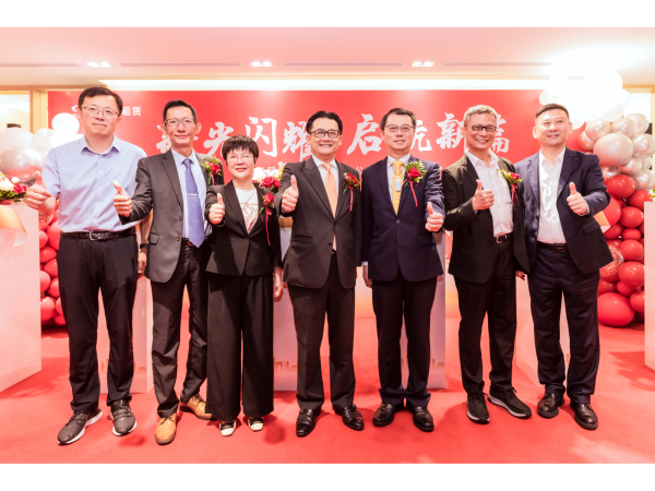 由新光金控總經理陳恩光（中）、新光租賃（蘇州）董事長邱柏洋（右三）、蘇州工業園區台辦負責人陳翔（左一）、蘇州工業園區投資促進局副局長白新宇（右一）、蘇州工業園區融資租賃行業協會會長張陽（左三）、新光三越（中國）投資總經理費金基（左二）、新光租賃（蘇州）總經理黃俊燁（右二），共同出席新光租賃（蘇州）喬遷開幕儀式。