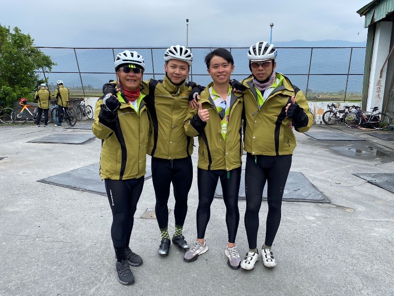 康 和 期 貨 楊 傑 宇 ( 右 二 ) 第 二 次 參 加 環 台 公 益 活 動 ，               他 深 信 只 要 每 個 人 多 付 出 一 點 ， 就 能 成 為 急 難 家 庭 的 及 時 雨 。 