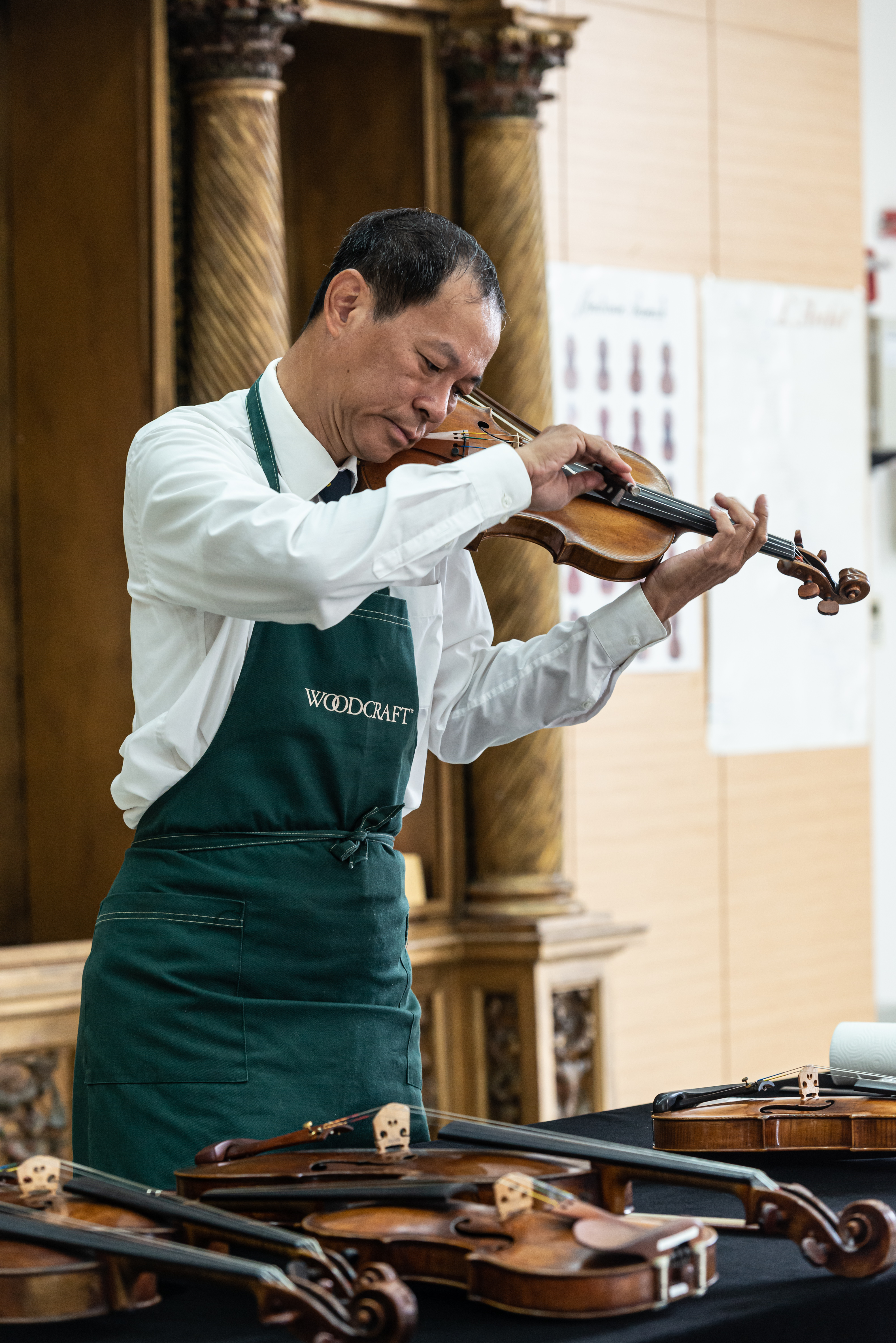 「 史 特 拉 底 瓦 里 ． 傳 奇 之 音 」 奇 美 提 琴 音 樂 饗 宴 ， 由 奇 美 首 席 提 琴 顧 問 鍾 岱 廷 擔 任 名 琴 導 聆 。 