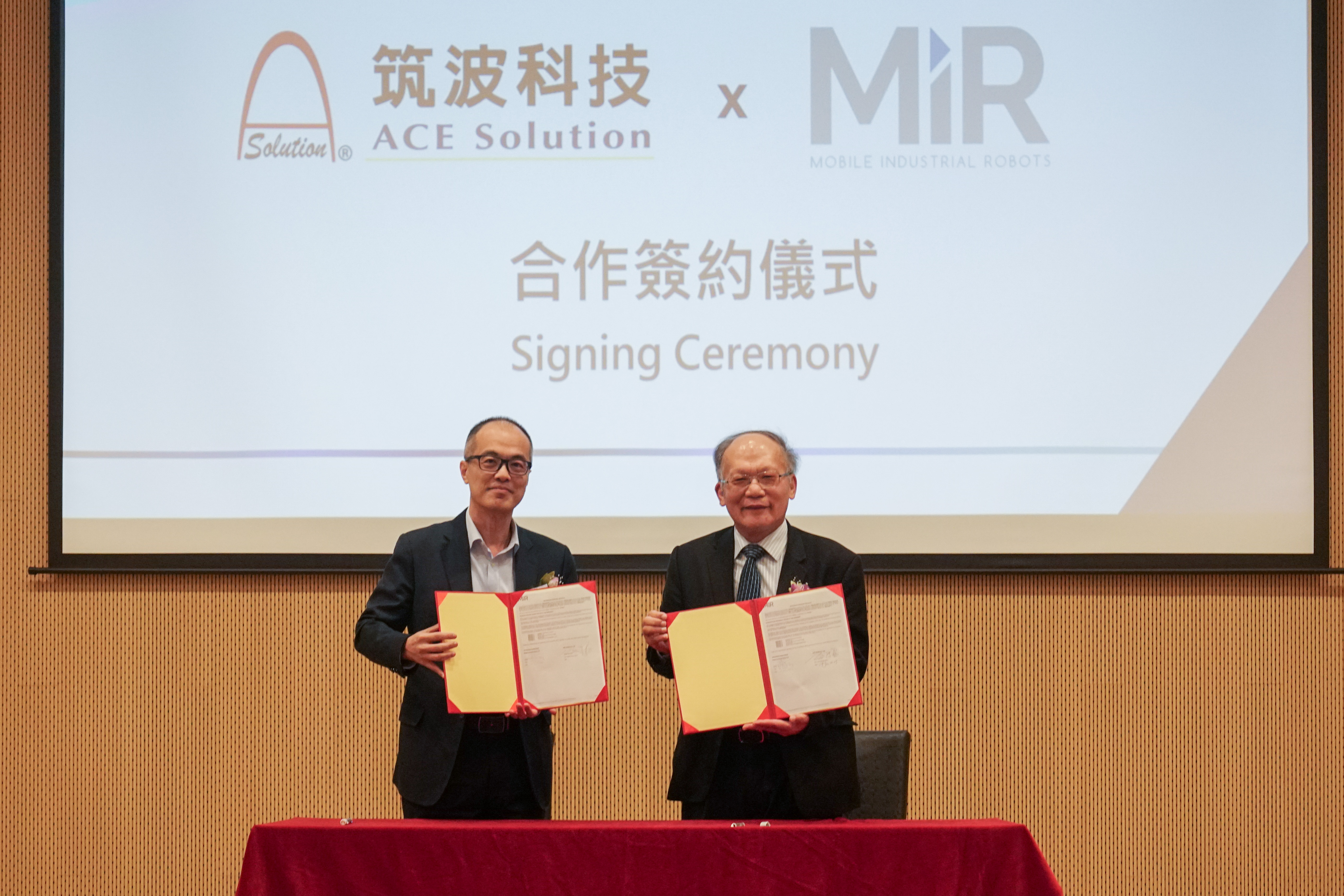 筑 波 科 技 宣 布 與 丹 麥 知 名 自 主 移 動 機 器 人 領 導 品 牌 M i R 簽 署 合 作 協 議 。   左 起 M i R 亞 太 區 銷 售 副 總 裁 陳 培 東 、 筑 波 科 技 董 事 長 許 深 福 。 