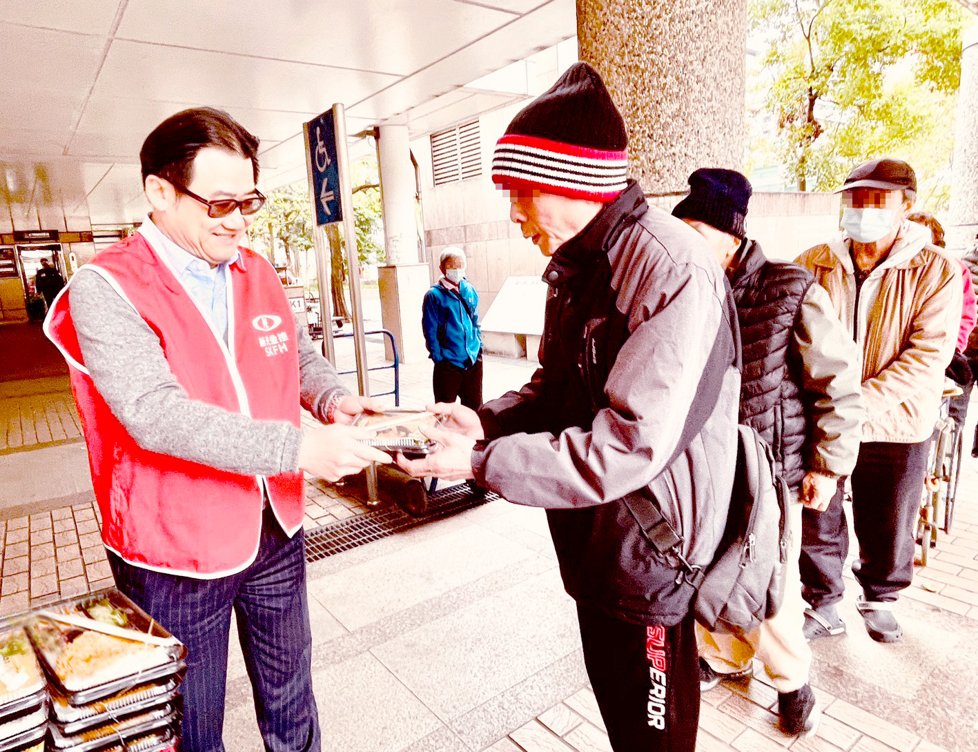 新 光 金 控 總 經 理 陳 恩 光 親 自 將 每 一 份 送 愛 分 饗 愛 心 便 當 予 台 北 車 站 街 友 。 新 光 金 控 總 經 理 陳 恩 光 親 自 將 每 一 份 送 愛 分 饗 愛 心 便 當 予 台 北 車 站 街 友 。