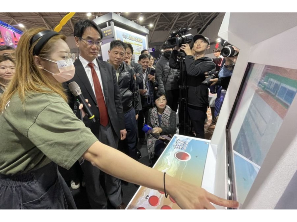 數發部政次林宜敬(左2)在本會彭双浪理事長(左3)陪同下參觀反詐攤位