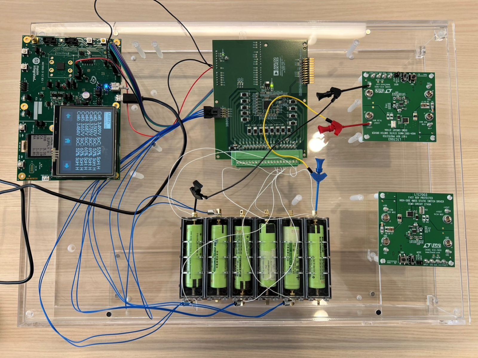 A D I 展 示 A I - B M S 智 慧 電 源 管 理 系 統 參 考 設 計 。 