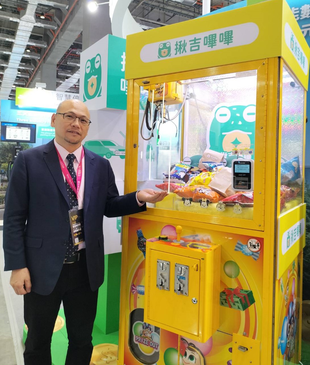 揪 吉 嗶 嗶 結 合 夾 娃 娃 機 ， 盼 能 協 助 業 者 與 消 費 者 更 便 利 的 支 付 選 項 。 ( 宏 碁 智 通 總 經 理 游 明 豐 / 圖 攝 ： 張 仲 華 ) 