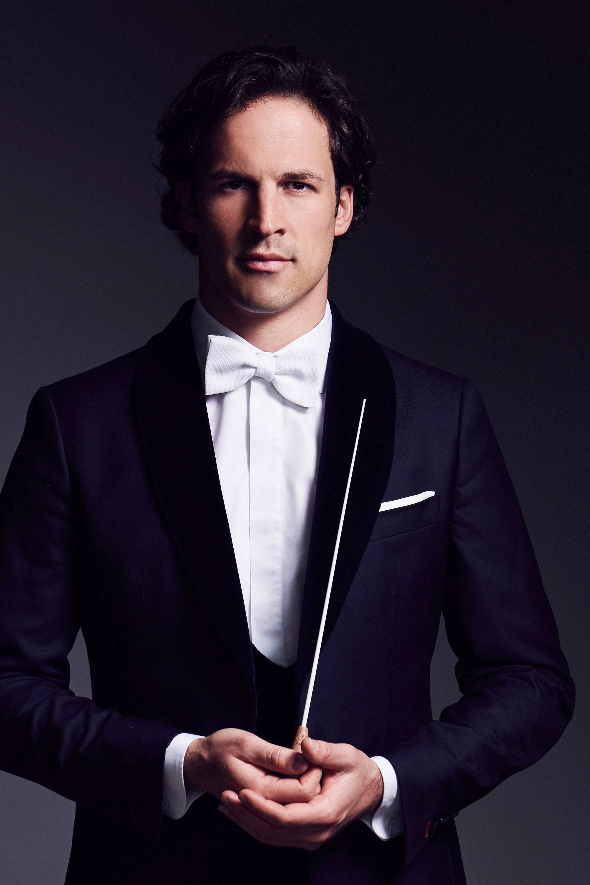 奧 地 利 知 名 指 揮 家 安 德 列 斯 ． 奧 登 薩 默 ， 將 於 2 0 2 5 奇 美 音 樂 節 「 提 琴 炫 技 、 交 響 輝 煌 」 音 樂 會 擔 任 指 揮 。 圖 /   D a n   C a r a b a s   攝 影 