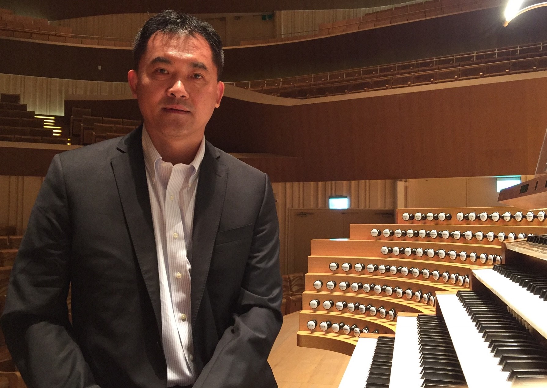 管 風 琴 家 劉 信 宏 將 於 2 0 2 5 奇 美 音 樂 節 「 提 琴 炫 技 、 交 響 輝 煌 」 演 奏 亞 洲 最 大 管 風 琴 。 圖 /   劉 信 宏   提 供 