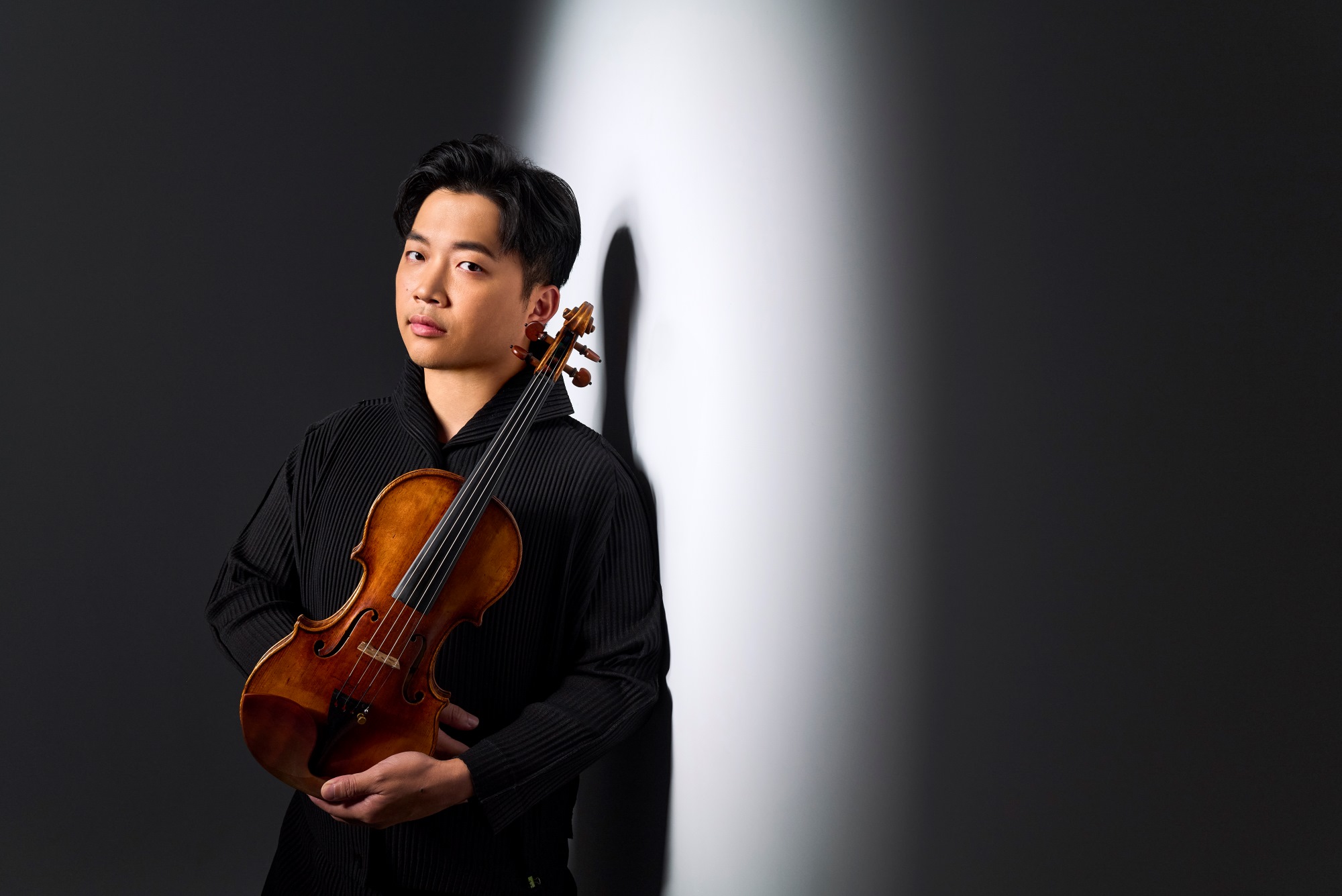 知 名 小 提 琴 家 魏 靖 儀 ， 將 於 2 0 2 5 奇 美 音 樂 節 「 提 琴 炫 技 、 交 響 輝 煌 」 擔 綱 演 出 。 圖 /   鄭 達 敬   攝 影 