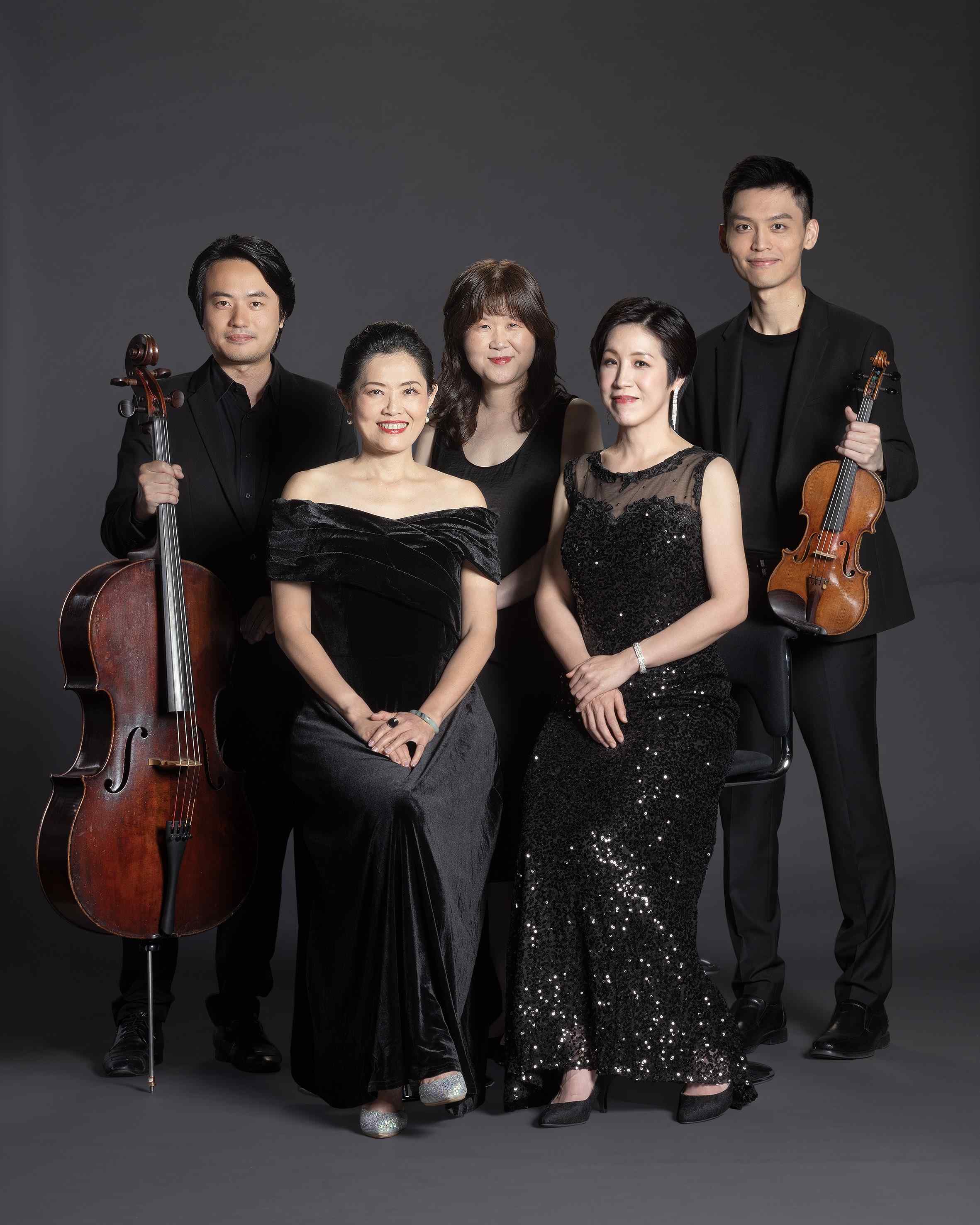 2 0 2 5 奇 美 音 樂 節 ， 邀 請 知 名 女 高 音 黃 莉 錦 （ 左 二 ） 、 次 女 高 音 翁 若 珮 （ 右 二 ） 、 鋼 琴 家 徐 嘉 琪 （ 中 ） 、 小 提 琴 家 許 軒 豪 （ 右 一 ） 、 大 提 琴 家 李 建 樺 （ 左 一 ） 一 同 演 出 「 巴 黎 沙 龍 美 好 回 眸 」 。 圖 /   奇 美 博 物 館   提 供 