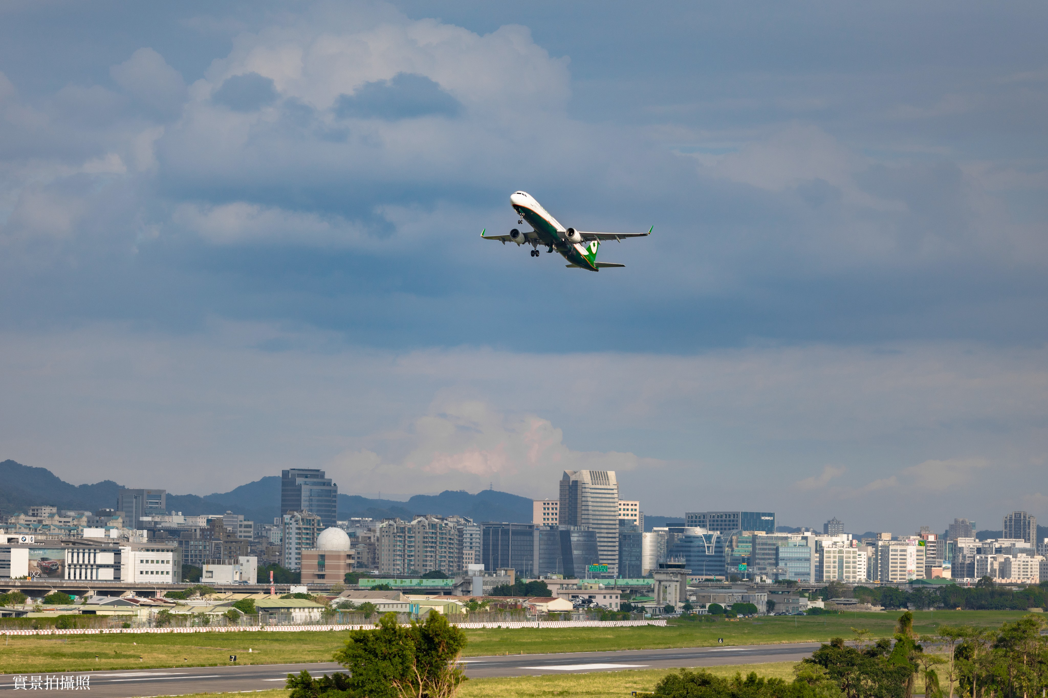 「 佳 元 瑞 吉 」 距 離 松 山 機 場 約 1 0 分 鐘 車 程 。 「 佳 元 瑞 吉 」 距 離 松 山 機 場 約 1 0 分 鐘 車 程 。