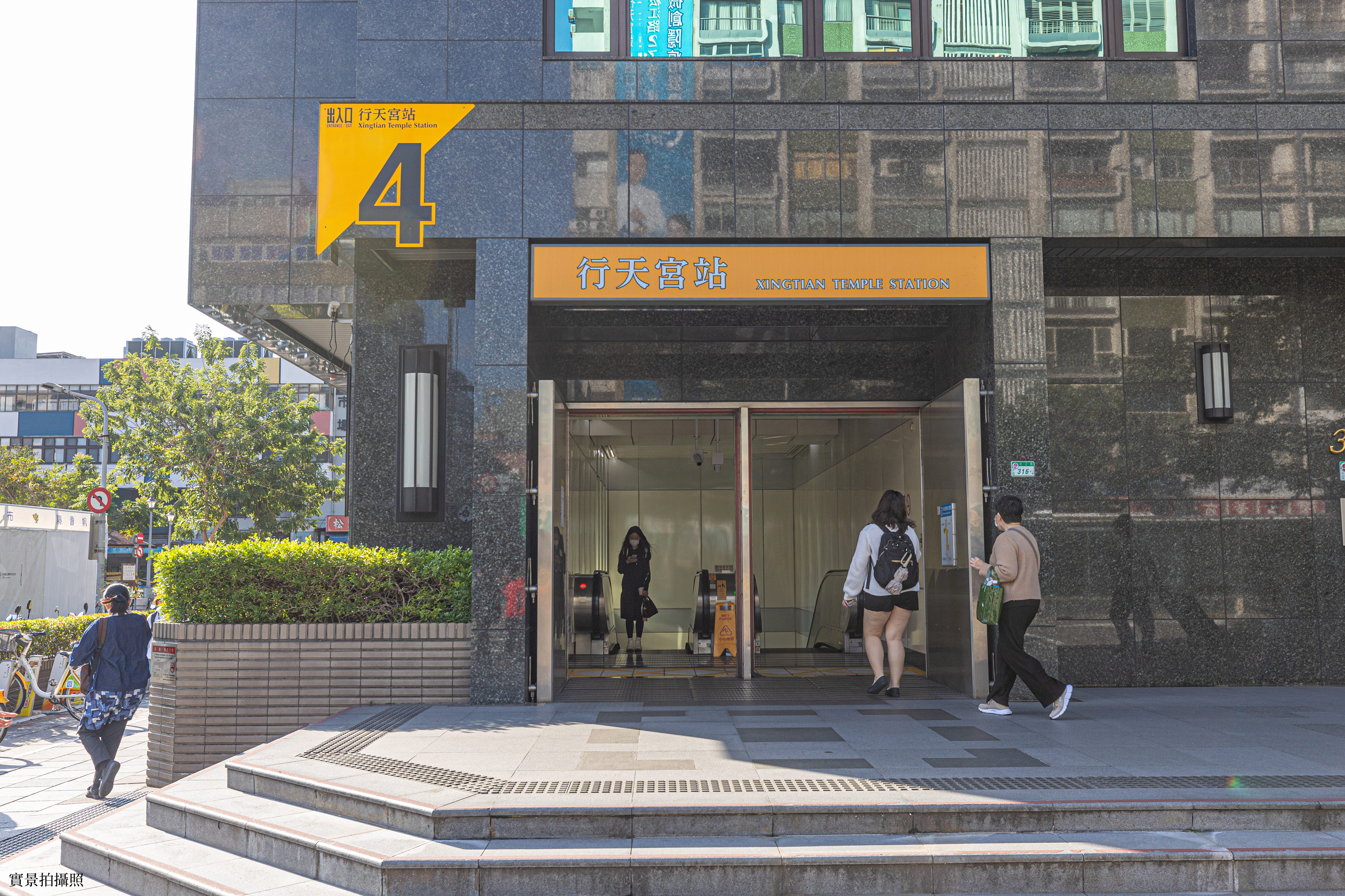 「 佳 元 瑞 吉 」 距 離 捷 運 行 天 宮 站 僅 約 3 0 0 米 。 「 佳 元 瑞 吉 」 距 離 捷 運 行 天 宮 站 僅 約 3 0 0 米 。