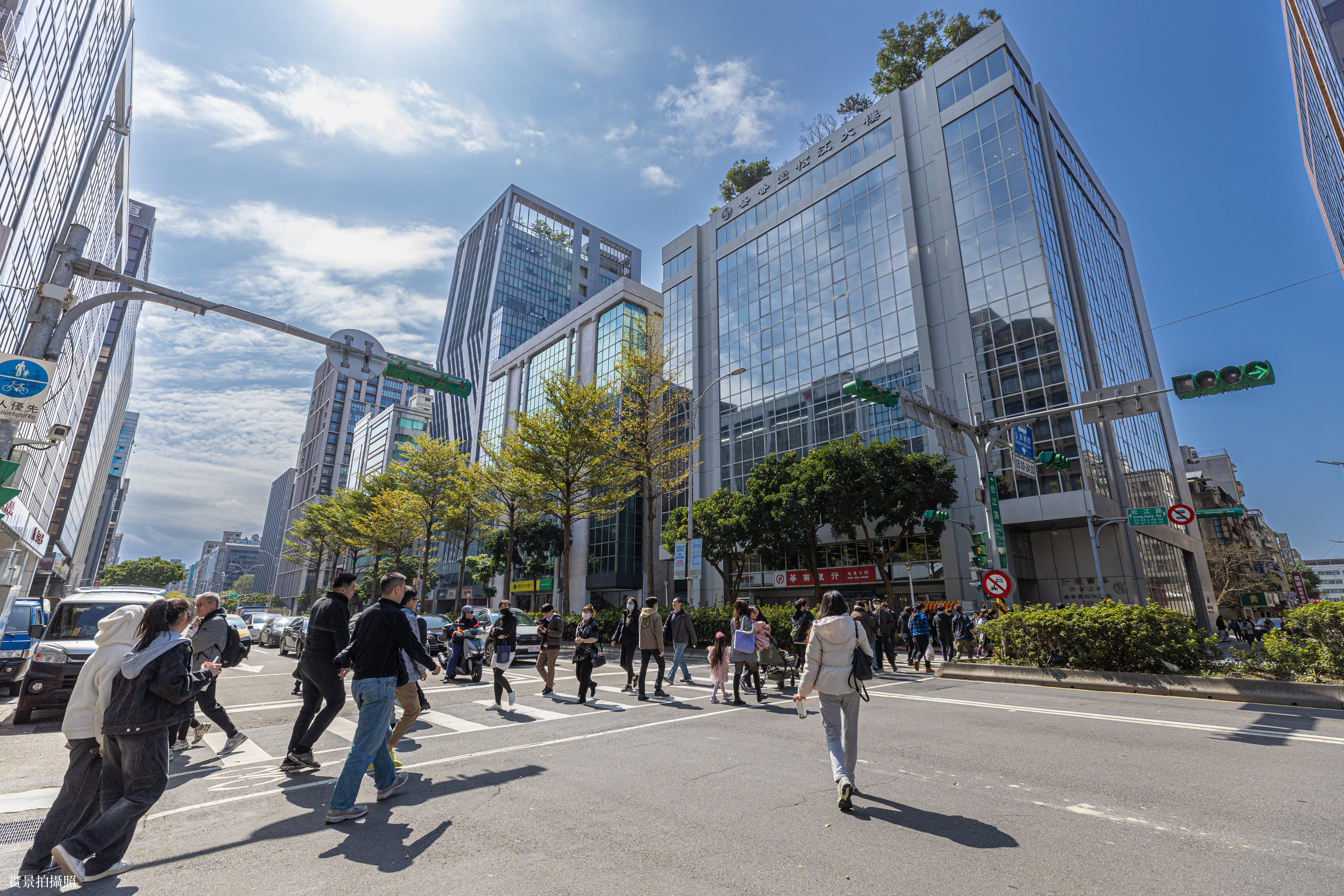 中 山 區 松 江 路 一 帶 商 辦 林 立 、 人 潮 匯 聚 , 國 際 商 務 與 交 通 利 多 推 升 精 品 飯 店 宅 成 為 資 產 配 置 首 選 。 中 山 區 松 江 路 一 帶 商 辦 林 立 、 人 潮 匯 聚 , 國 際 商 務 與 交 通 利 多 推 升 精 品 飯 店 宅 成 為 資 產 配 置 首 選 。