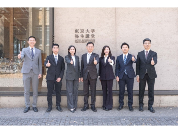 玉山金控赴東京參與氣候與生物多樣性國際會議，由玉山金控永續長張綸宇(中)率隊出席，並與玉山銀行東京分行行長林國維(右)及永續團隊合影。（圖/玉山金控提供）